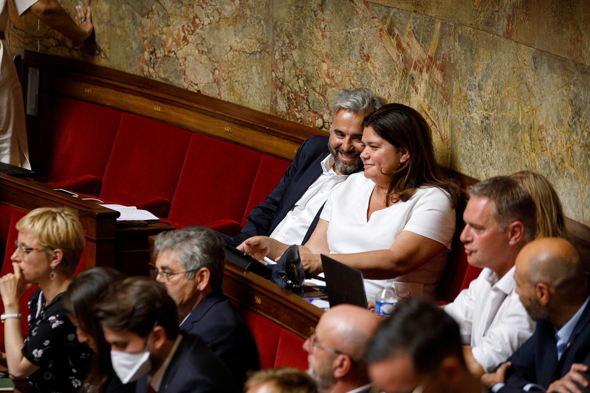 Les députés LFI Alexis Corbière et Raquel Garrido se parlent à la suite du discours de politique générale de la Première ministre Elisabeth Borne à l'Assemblée nationale, le 6 juillet 2022.France, Paris, 06-07-2022