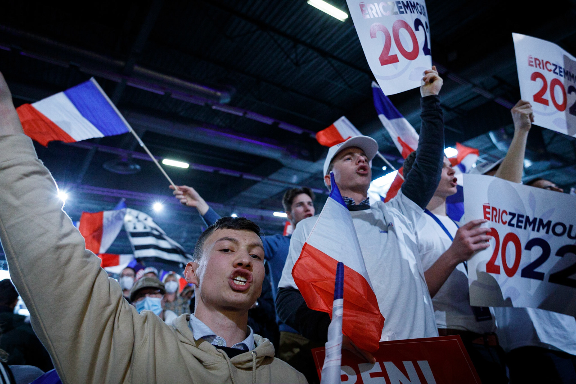 Des soutiens d’Eric Zemmour crient lors de son meeting au parc des expositions à Villepinte, le 5 décembre 2021.Villepinte, FRANCE - 05/12/2021