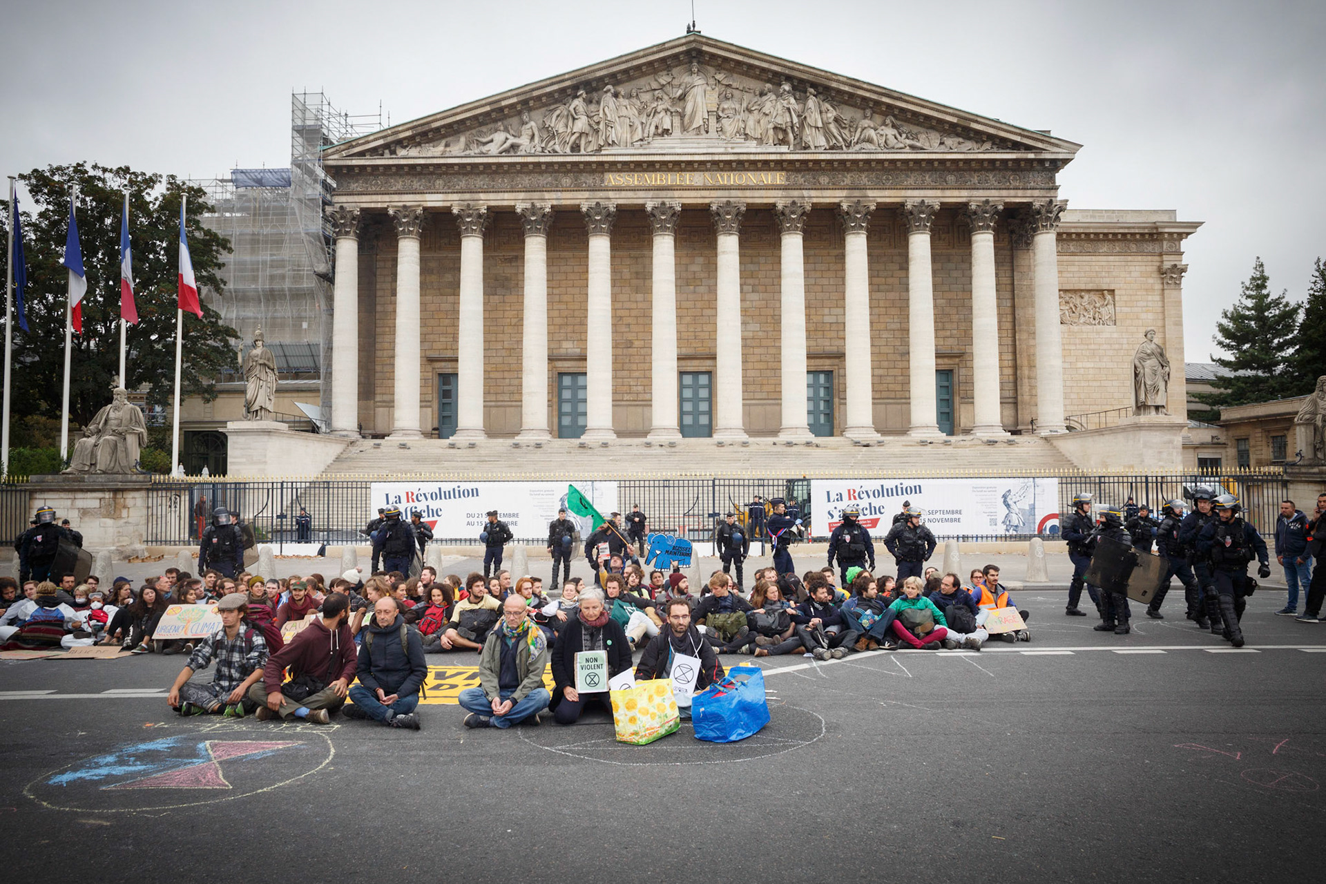 Blocage devant l'Assemblée Nationale, à Paris, par les activistes d'Extinction Rebellion. Paris, FRANCE - 12/10/2019