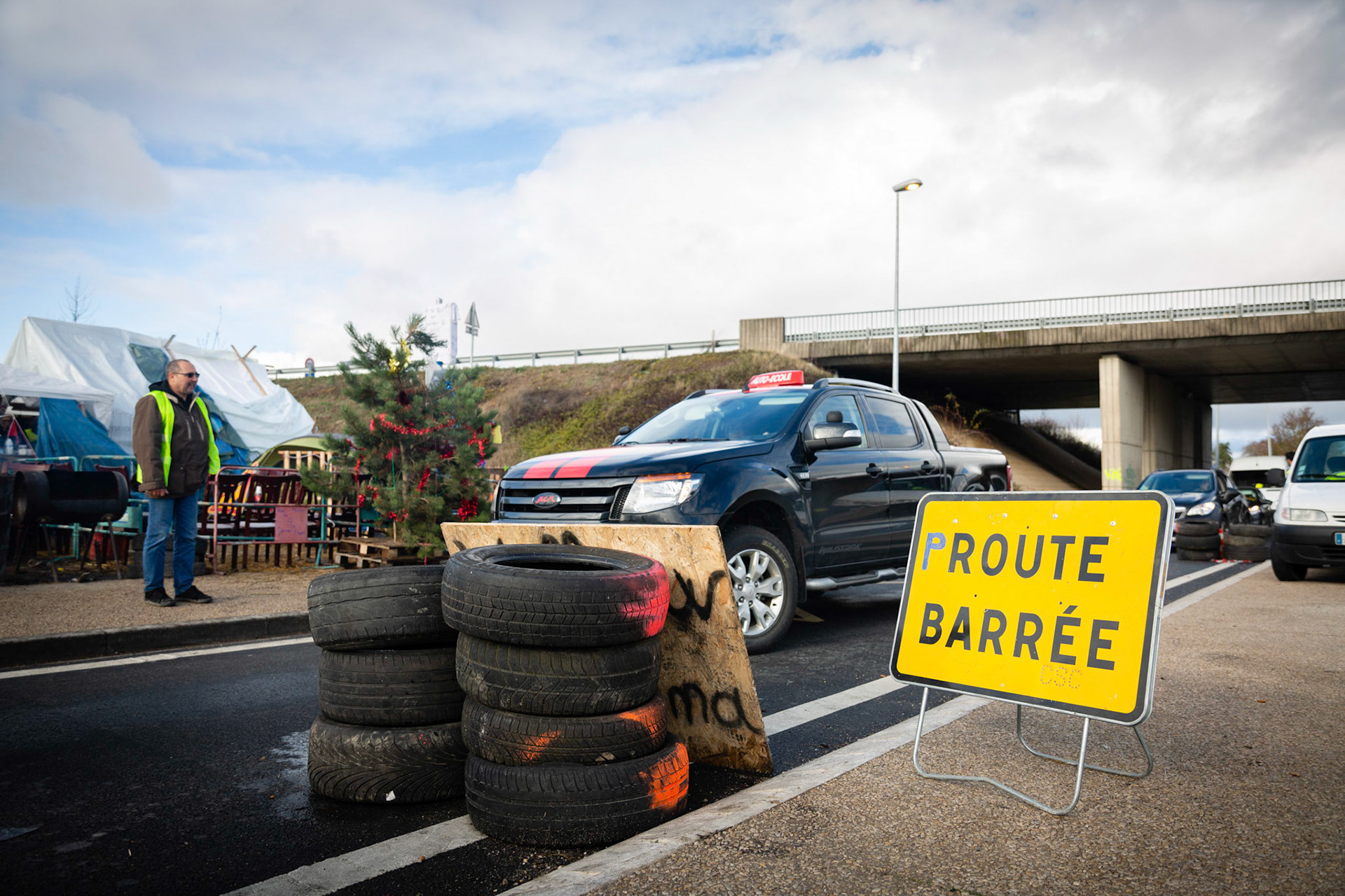 Barrage filtrant des gilets jaunes autour d'un rond-point à Montargis. Montargis, FRANCE - 04/12/2018