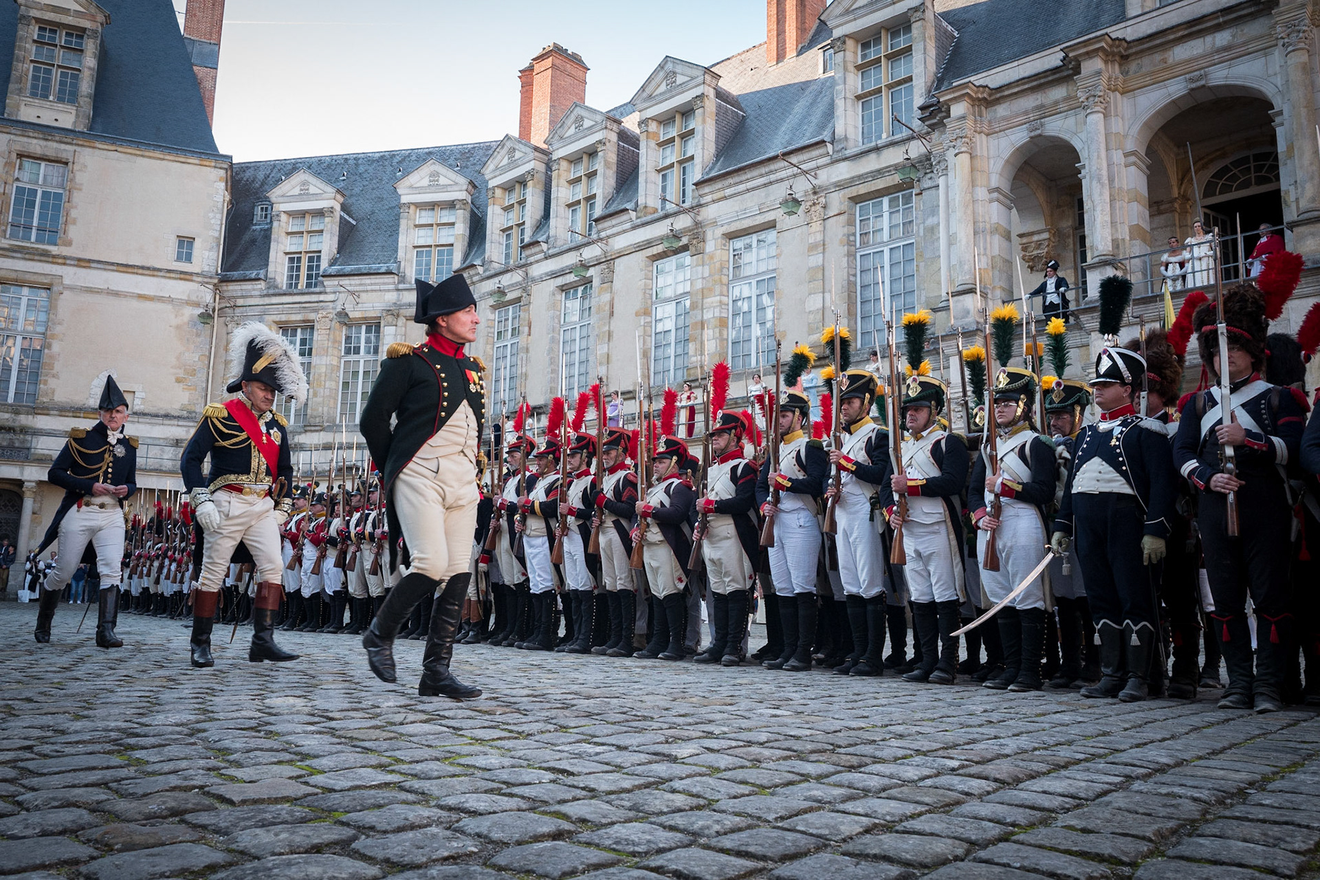 L’empereur Napoléon 1er, interprété par l’américain Mark Schneider, passe en revue les troupes dans la cour ovale du château de Fontainebleau, le 16 octobre 2021.Ces reconstitutions historiques ont lieu à l’occasion de la célébration du bicentenaire de la mort de Napoléon Ier. Pendant deux jours, une centaine de reconstitueurs ont fait  revivre la vie de cour en 1810 sous Napoléon Ier et Marie-Louise, au château de Fontainebleau.Fontainebleau, FRANCE - 16/10/2021