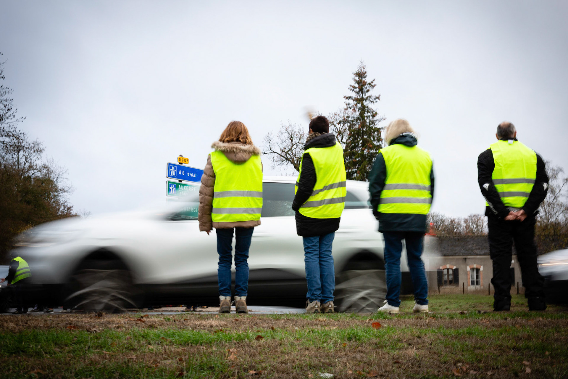 Barrage filtrant des gilets jaunes autour d'un rond-point à Fontainebleau. Fontainebleau, FRANCE - 24/11/2018