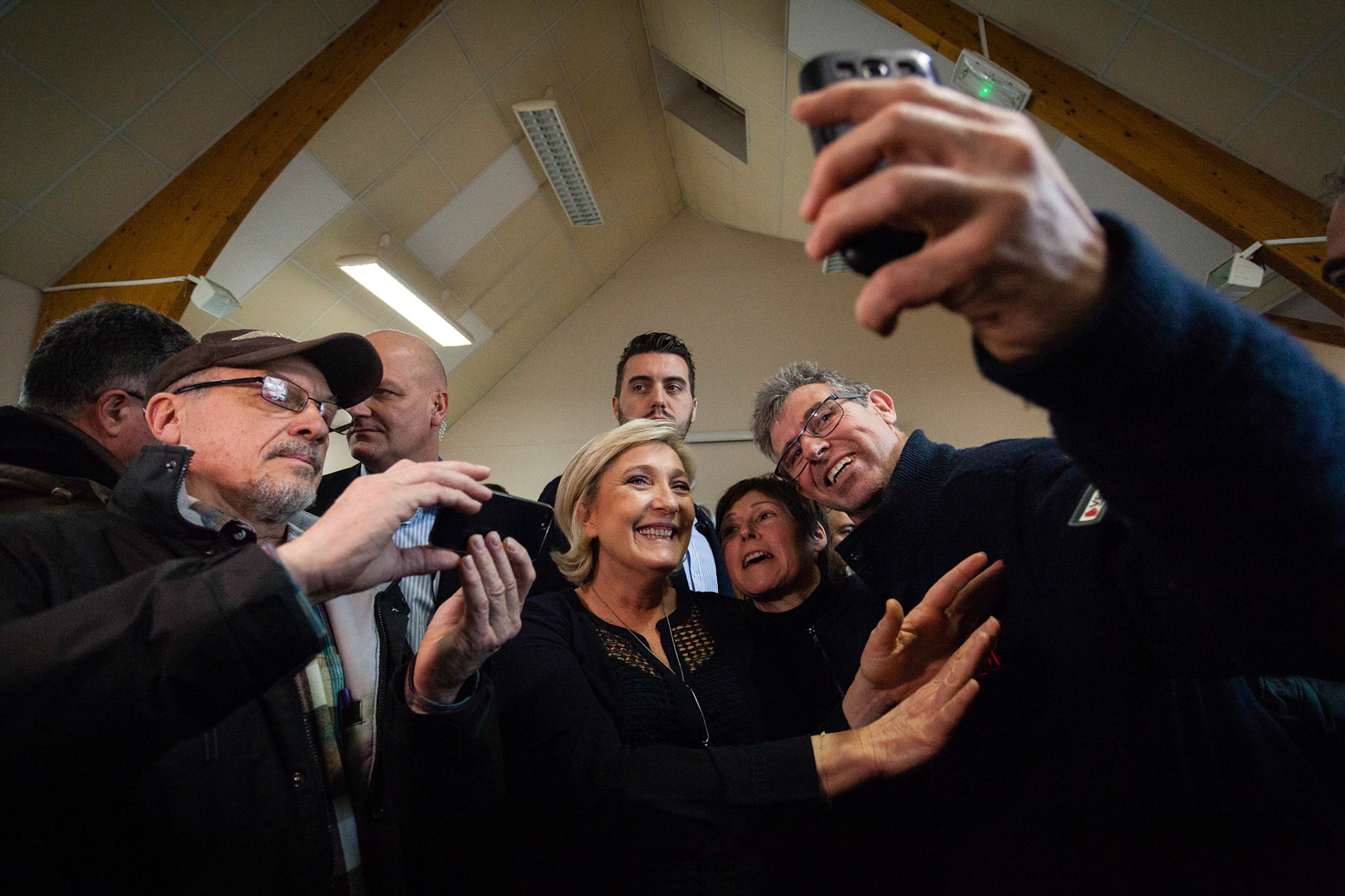 Des sympathisants réalisent des selfies avec Marine Le Pen, au Vaudoué (Seine-et-Marne), lors de la campagne présidentielle, le 3 mars 2017.France, Paris, 03/03/2017