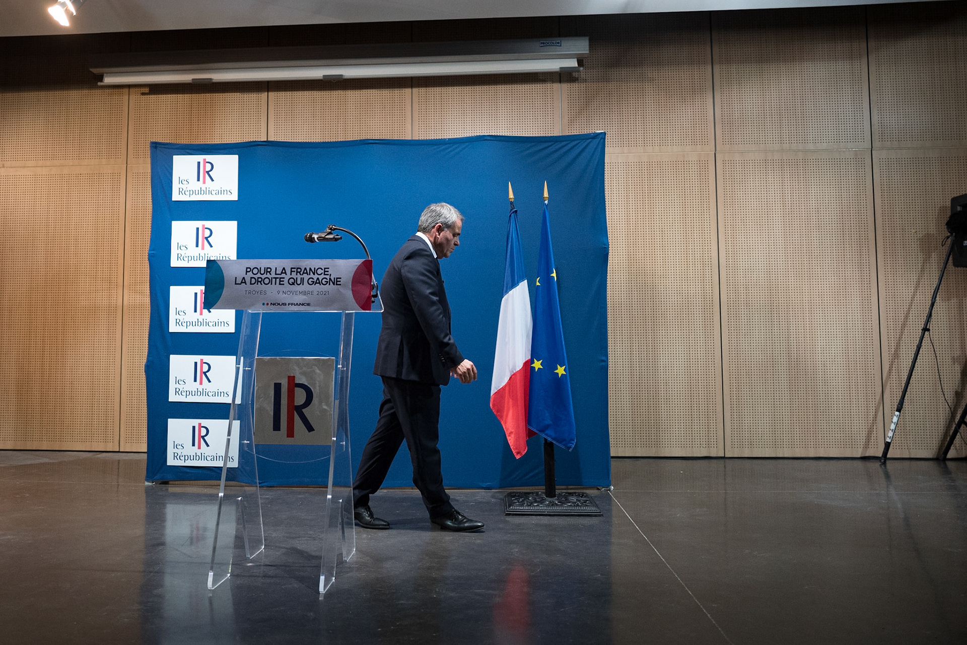Xavier Bertrand participe à une réunion publique, à Saint-Julien-les-Villas près de Troyes, le 9 novembre 2021. Ce meeting a lieu dans le cadre de la campagne du congrès des Républicains pour désigner le candidat du parti pour l'élection présidentielle de 2022.Saint Julien les Villas, FRANCE - 09/11/2021
