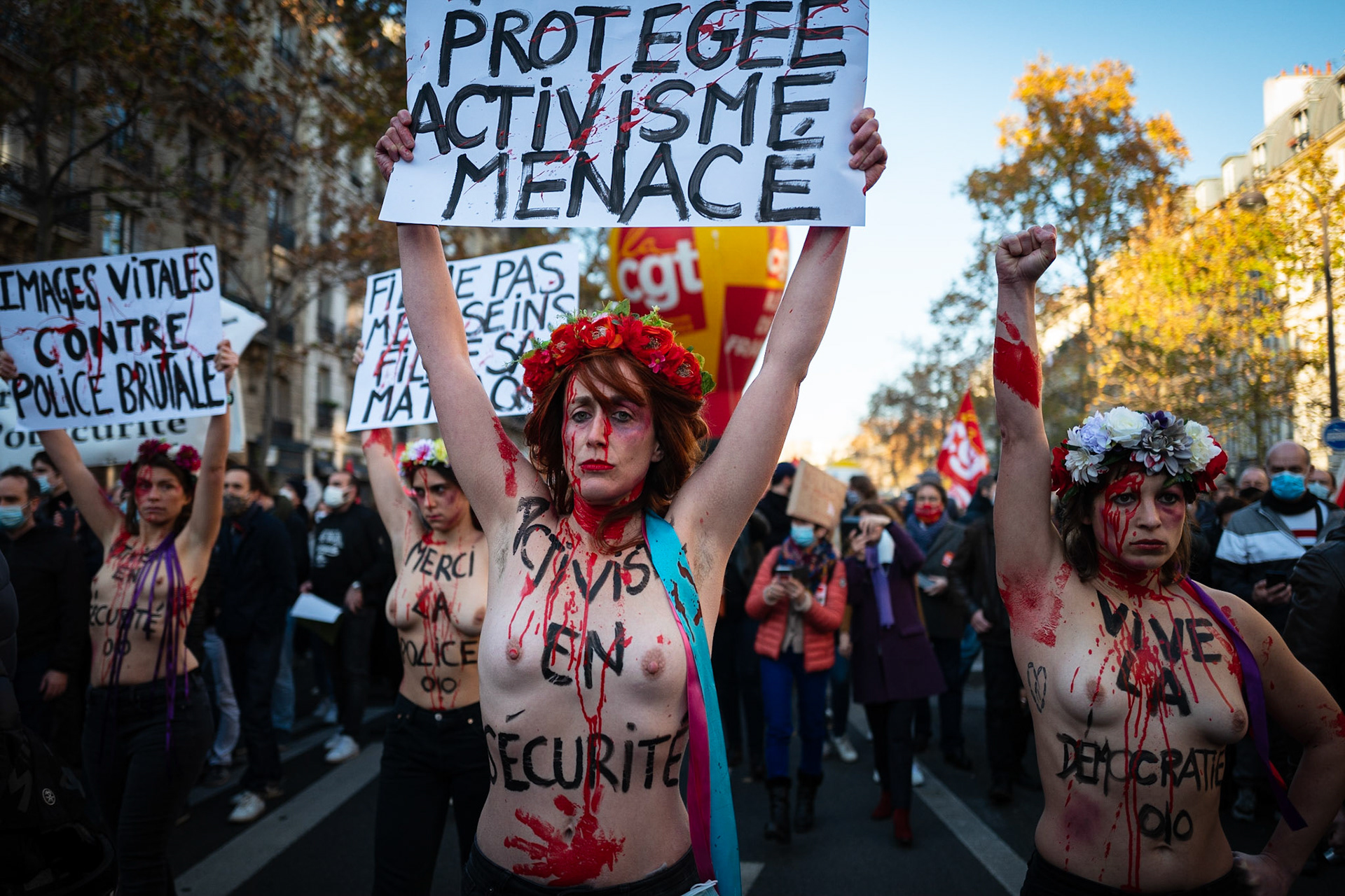 Des militantes FEMEN lors de la marche des libertés à Paris, le 28 novembre 2020. Manifestation contre le projet de loi de sécurité globale et notamment son article 24, à l’appel de syndicats et d’associations de journalistes (SNJ, SNJ-CGT), de réalisateurs, d’organisations de défenses de droits humains... Paris, FRANCE - 28/11/2020