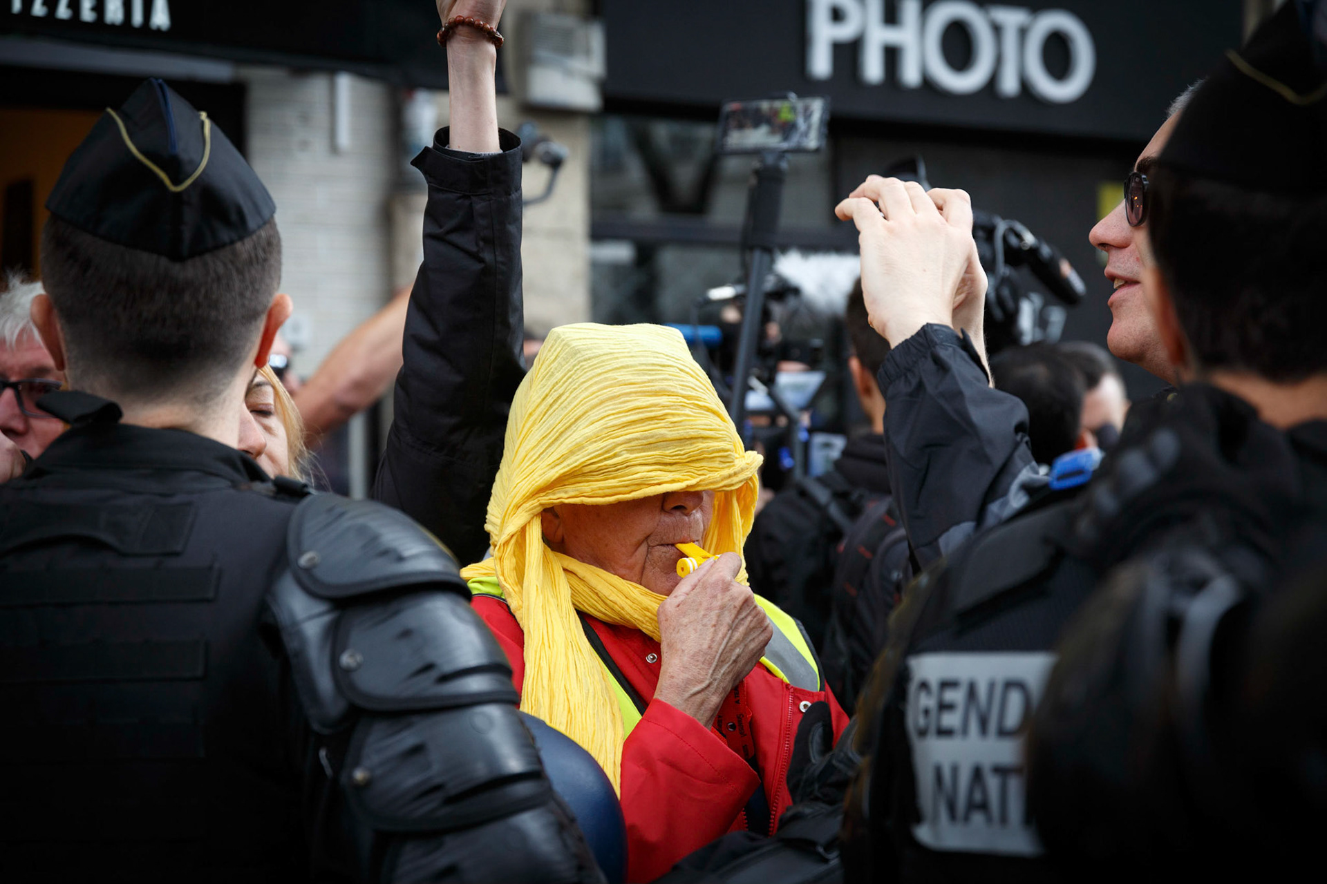 Gilets jaunes pendant la manifestation des fonctionnaires de la police nationale, à Paris. Paris, FRANCE - 02/10/2019