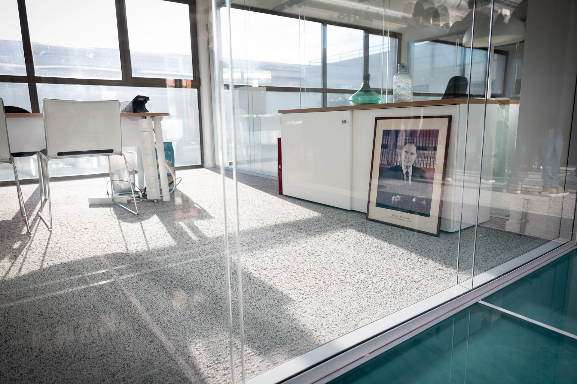 Portrait de François Mitterand dans les nouveaux locaux du PS, à Ivry sur Seine. Ivry-sur-Seine, FRANCE - 18/01/2019