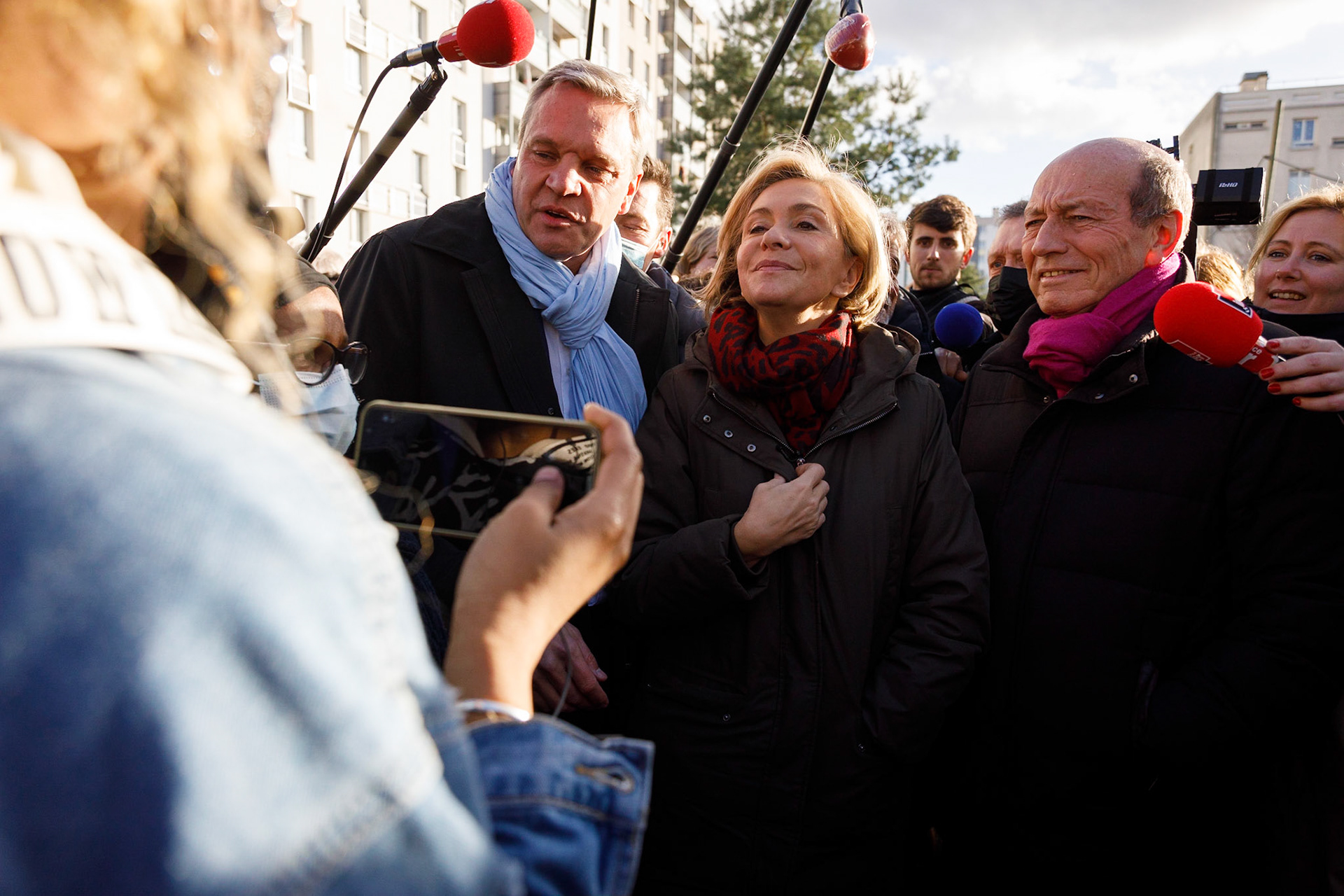 Valérie Pécresse parle avec des habitants du quartier des Mordacs à Champigny sur Marne, le 7 février 2022. Cette visite organisée dans le cadre de sa campagne présidentielle a pour thème le logement.  CHAMPIGNY-SUR-MARNE, France - 07/02/2022