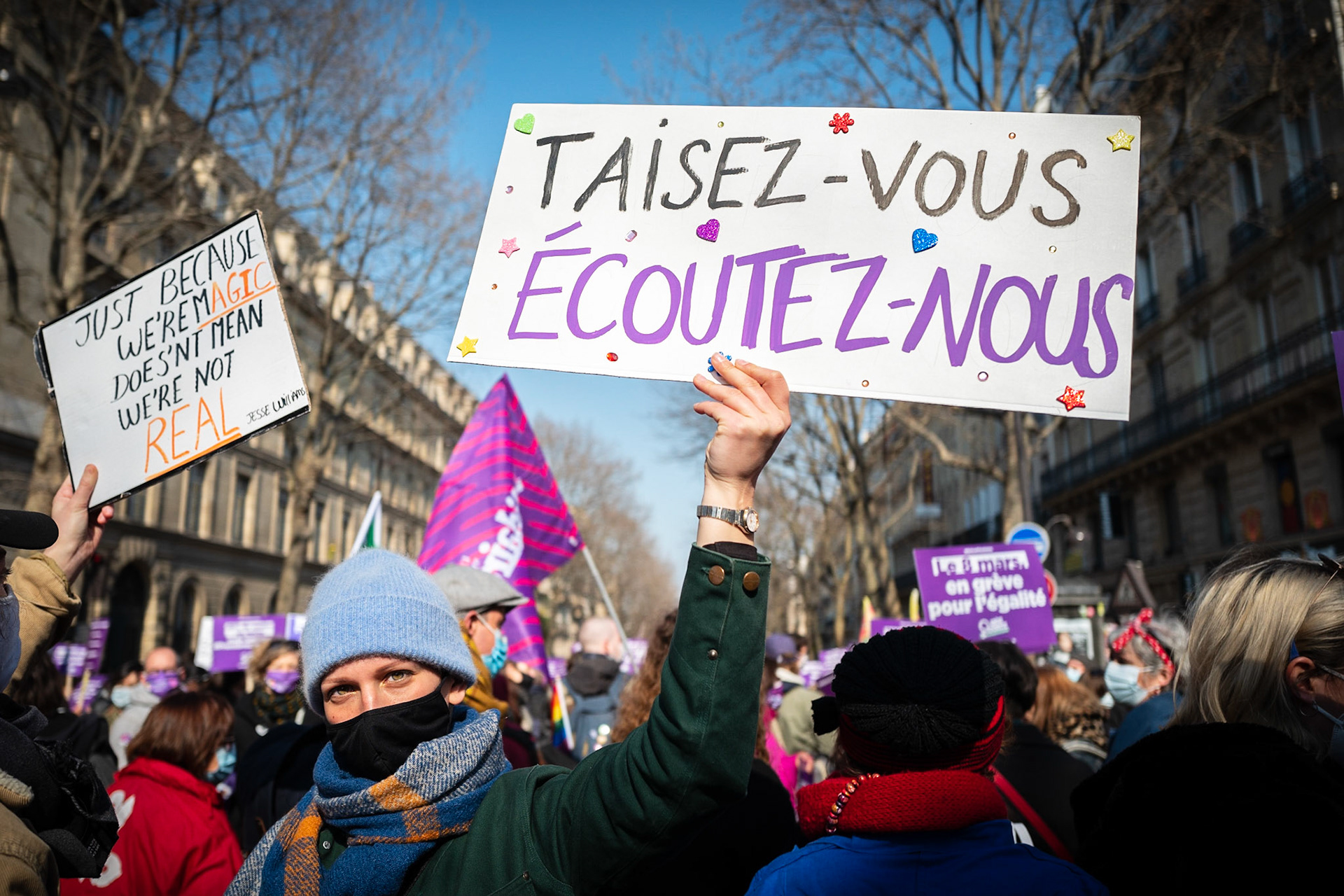 Manifestante portant une pancarte "Taisez-vous Écoutez-nous" lors de la marche pour les droits des femmes, le 8 mars 2021. Cette manifestation féministe ayant pour thème les “premières de corvées” c’est déroulée entre Port-Royal et République à Paris.Paris, FRANCE - 08/03/2021