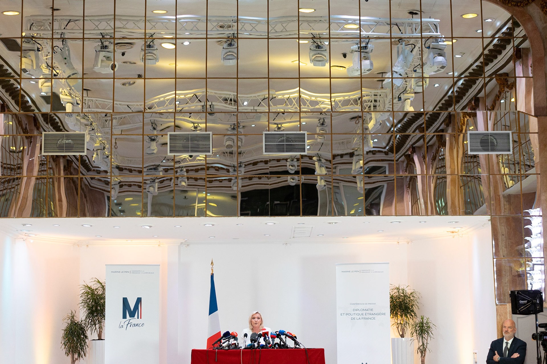 Marine Le Pen prend la parole lors d’une conférence de presse dans le cadre du deuxième tour de la campagne présidentielle, à Paris, le 13 avril 2022. La candidate du Rassemblement national présente aux journalistes son programme en matière de diplomatie et politique étrangère de la France.PARIS, France - 13/04/2022