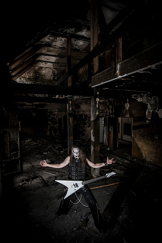 Przemek ”Quazarre”, wokalista w zespol Asgaard