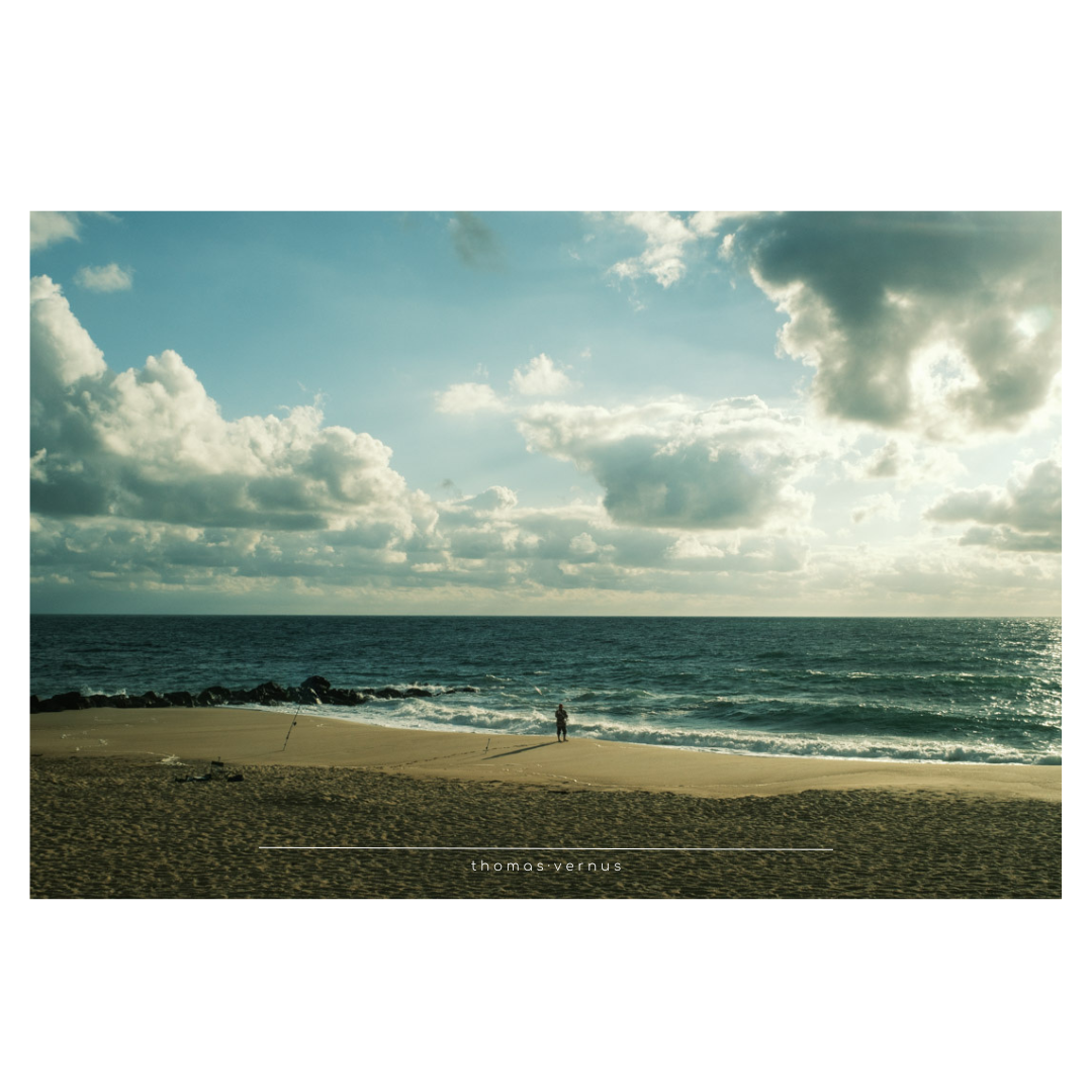 J'aime la plage, mais pas l'été.  C'est pas drôle, tout le monde en slip à se griller la couenne.  Non, moi j'aime la plage, le reste du temps.  On y voit toute sorte de chose inattendues, et des histoires se racontent dans ma tête.