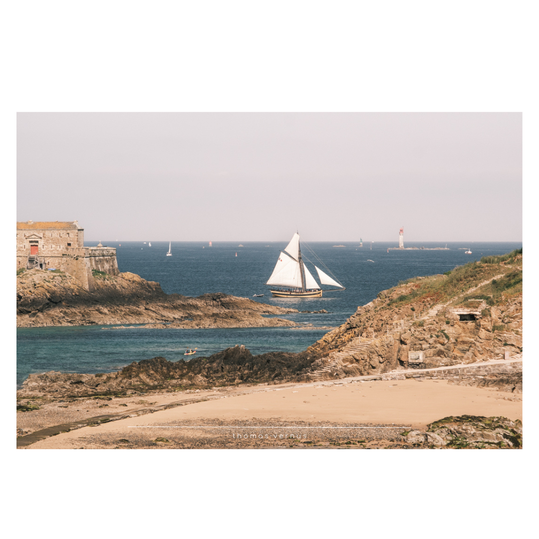 Le Renard. Détail de la série, Saint Malo, D'Or Azur. J'ai une petite histoire au sujet de ce joli voilier, le Renard. Pendant de mes études d'illustration, nous avions des cours de storyboard. Il fallait, vous vous en doutez, réaliser une scénette, cadrage, dialogues, façon brouillon de BD. Et j'ai voulu réaliser une scène d'un personnage ayant loué les services d'un équipage pour rejoindre une île interdite. J'avais pris pour référence ce bâteau, que je trouvais particulièrement beau. Mais je n'avais aucune idée de son originie, et encore moins que j'allais le voir en vrai, par pur hasard ! J'ai découvert ainsi qu'il mouillait à Saint-Malo, et participait à des promenades touristiques dans la baie avec des curieux. J'espère un jour monter dessus, comme mon jeune héro !