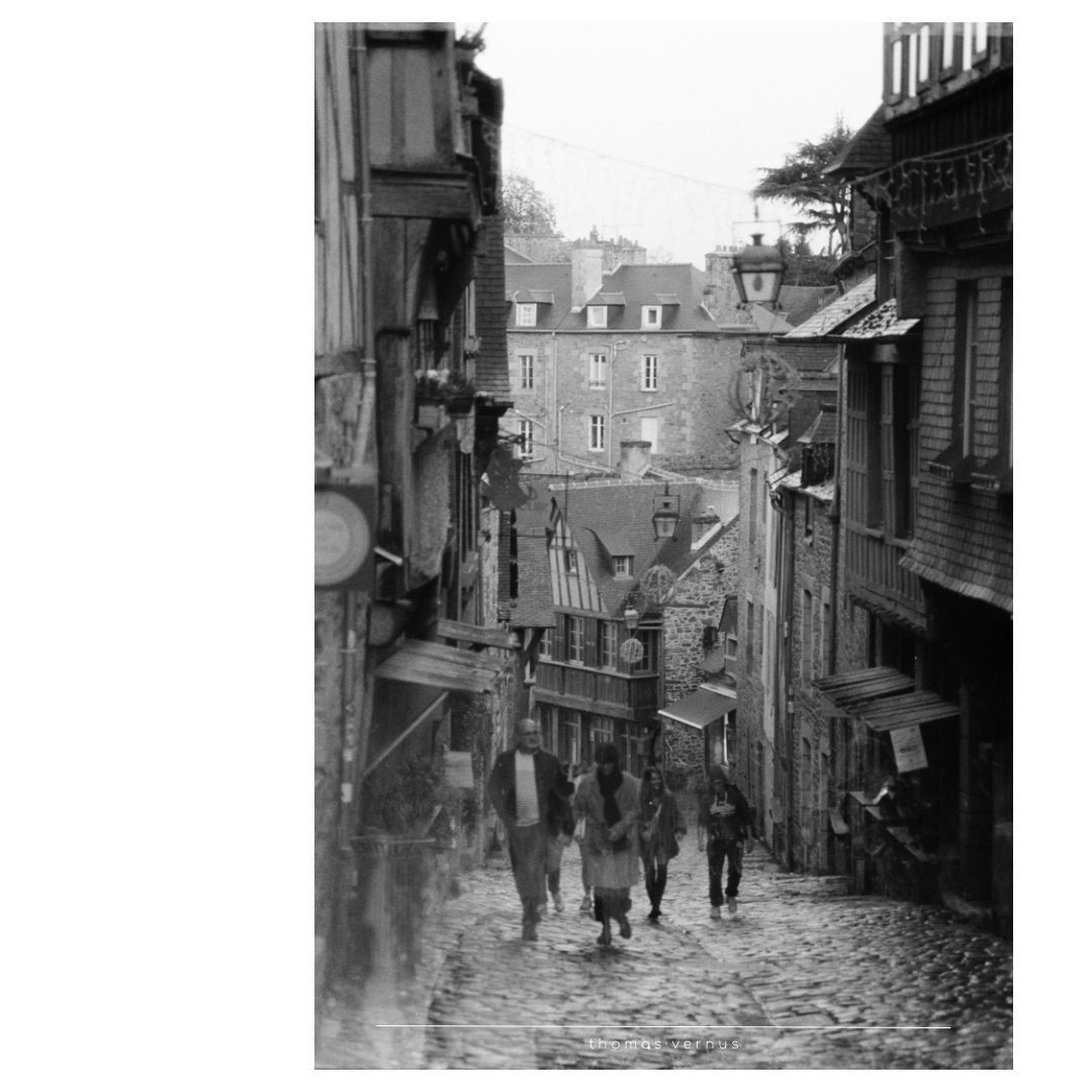 Promenade Automnale. J'ai eu envie de mettre cette photo en avant, encore une fois pour ses défauts.  Cette fois, c'est moi qui ait fait des bêtises et pas l'appareil.  J'aime énormément l'ambiance de cette image, de ce lieu.  Il fait froid et humide, mais pour autant, il fait bon s'y promener ...