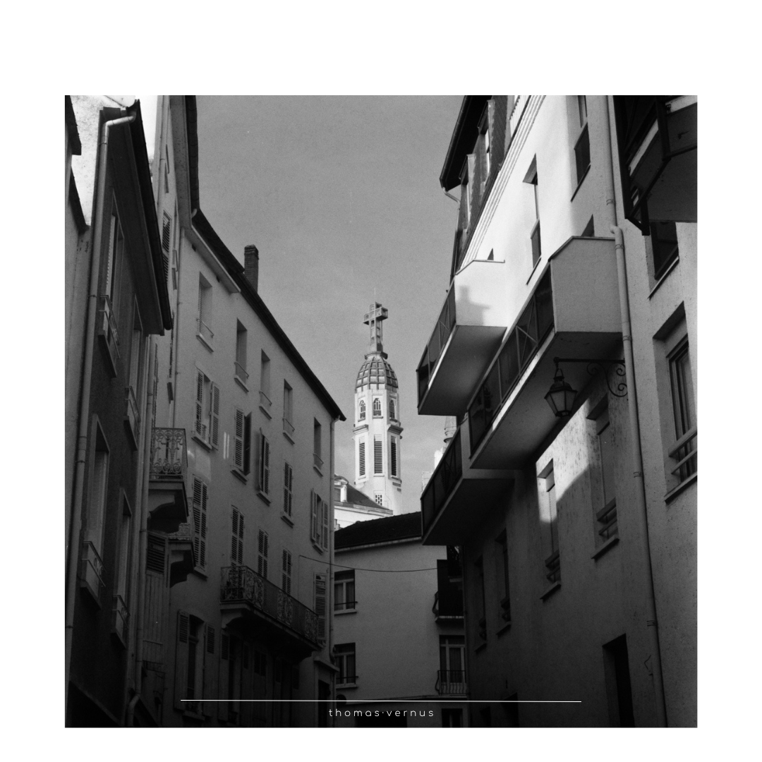 Au début de l'année, j'ai eu la chance de me procurer un appareil photo moyen format, l'Hasselblad 500CM.  J'ai profité d'un séjour à Vichy, à l'occasion de la finalisation d'un livre  (cf @thomas.vernus.bd)  pour faire une de mes premières pellicules.  C'est toujours un plaisir de parcourir ses rues, l'oeil dans le viseur, à la recherche d'un moment suspendu. Le format carré impose une autre façon de composer les images et de voir le monde ...