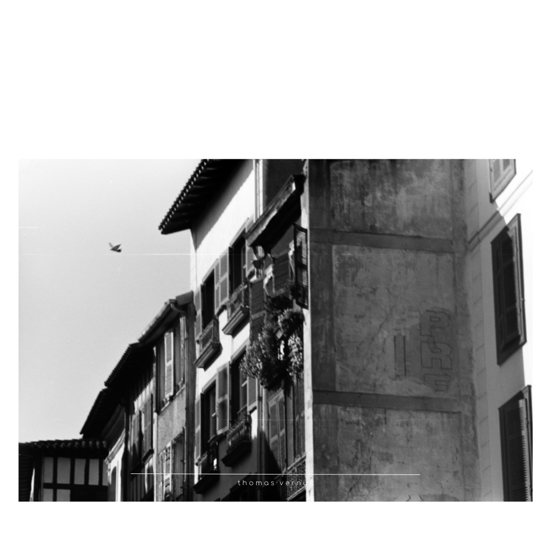 Regarder le temps passer … Malgré ses imperfections, netteté et rayures sur le film, cette photo me touche particulièrement.  Elle reflète l’état d’esprit dans lequel je suis lorsque je photographie.  A la fois présent et observateur, des scènes futiles se dévoilent sous mes yeux, et le temps se met à flotter …