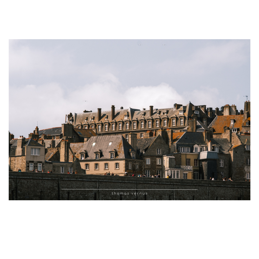 Je m'étonne de ne pas vous avoir partagé plus tôt d'image de Saint Malo.  C'est un lieu que j'aime beaucoup, pas seulement parce qu'il y a des copains, mais par son ambiguïté.  À la fois ville historique, mais reconstruite, ville typique et ville touristique ...  Elle fait la pluie et le beau temps de ses habitants. Et on y trouve quand même de temps en temps du soleil. Certains reconnaîtront peut-être la référence de laquelle est tiré le titre de cette série ?  Cette première photo, "Le Plongeon", est disponible sur ma boutique dans différents formats !