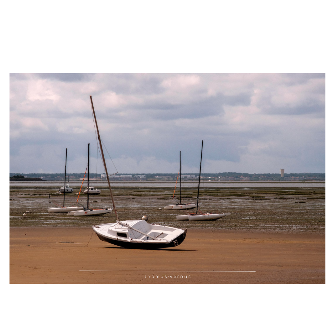 Tout comme Vieux Boucau dans les Landes, j'ai un véritable coup de cœur pour le Bassin d'Arcachon.  Malgré le surtourisme qui vampirise ces lieux, on peut y trouver, de temps à autres  -hors saison surtout- une atmosphère d'autrefois, paisible et réconfortante.  Ici encore, le concept de "Nostalgie du Présent" s'empare de mois, rêvant d'une époque qui n'a pas existé,  où ces lieux auraient été préservés du tourisme, ou tout du moins, de l'excès ... La première photo de la série, "C-05", est disponible sur ma boutique !