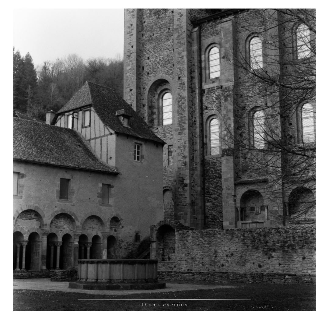 Un Jeu de Trône. Dans la cours du cloître de la Cathédrale de Conques, se trouve un large puit.  Il devait évidemment servir à puiser de l'eau, mais sa taille me donne l'impression qu'il n'a pas eu que cette seule fonction ...