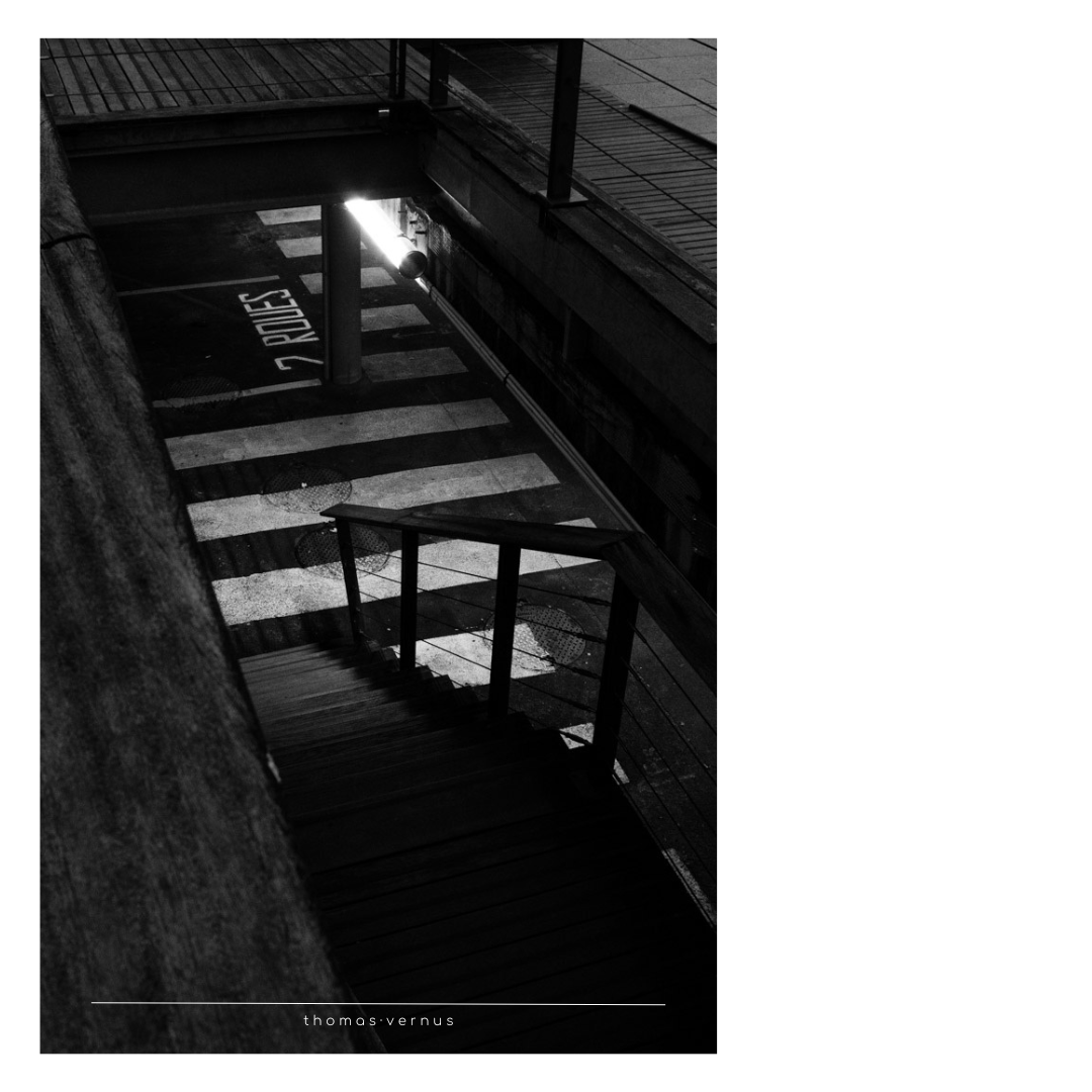 Piano à 2 roues. Je ne suis pas particulièrement féru de photo de rue (ça fait des jeux de mots).  J'ai la sensation que c'est un style, plus qu'un genre, toutes les photos se ressemblent, quelque soit le photographe.  Il n'y a qu'une chose qui compte, "l'instant magique" de Cartier Bresson.  Et de fait, tout est un peu Cartier Bresson, tout le monde fait comme lui, mais peu s'en différentie.  Je n'aime pas dire que je fais de la photo de rue. Il n'y a pas d'instant magique dans mes photos.  Je cherche plutôt à jouer avec les lignes, les lumières, créer des histoires ...  Bref, je n'aime pas la photo de rue.