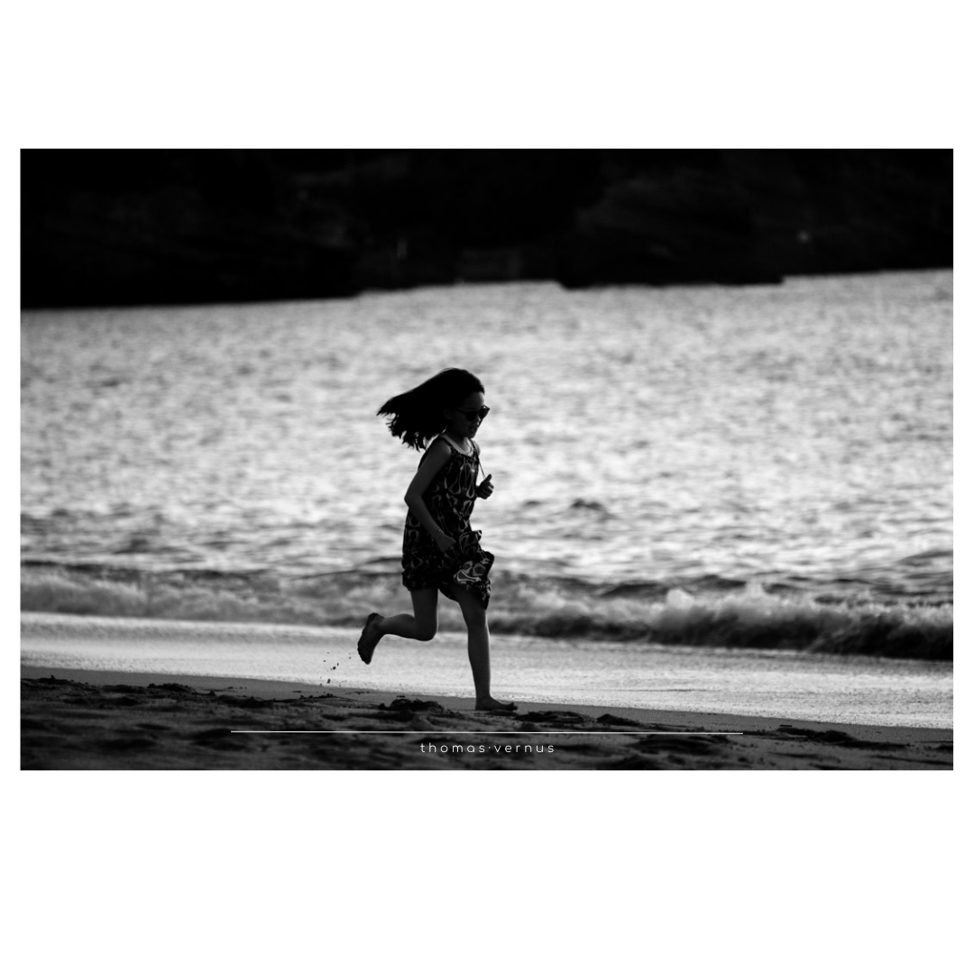 Éclats de vie. "Quand je la vois, dansant, chantant, je me rappelle l'enfant que j'étais autrefois, sur cette plage, ou une autre.  Rien n'avait d'importance, seulement l'instant présent, la vie. Quand je la vois, qui me regarde, les éclats de la mer se reflètent dans ses yeux, et me rappellent pourquoi nous sommes là."