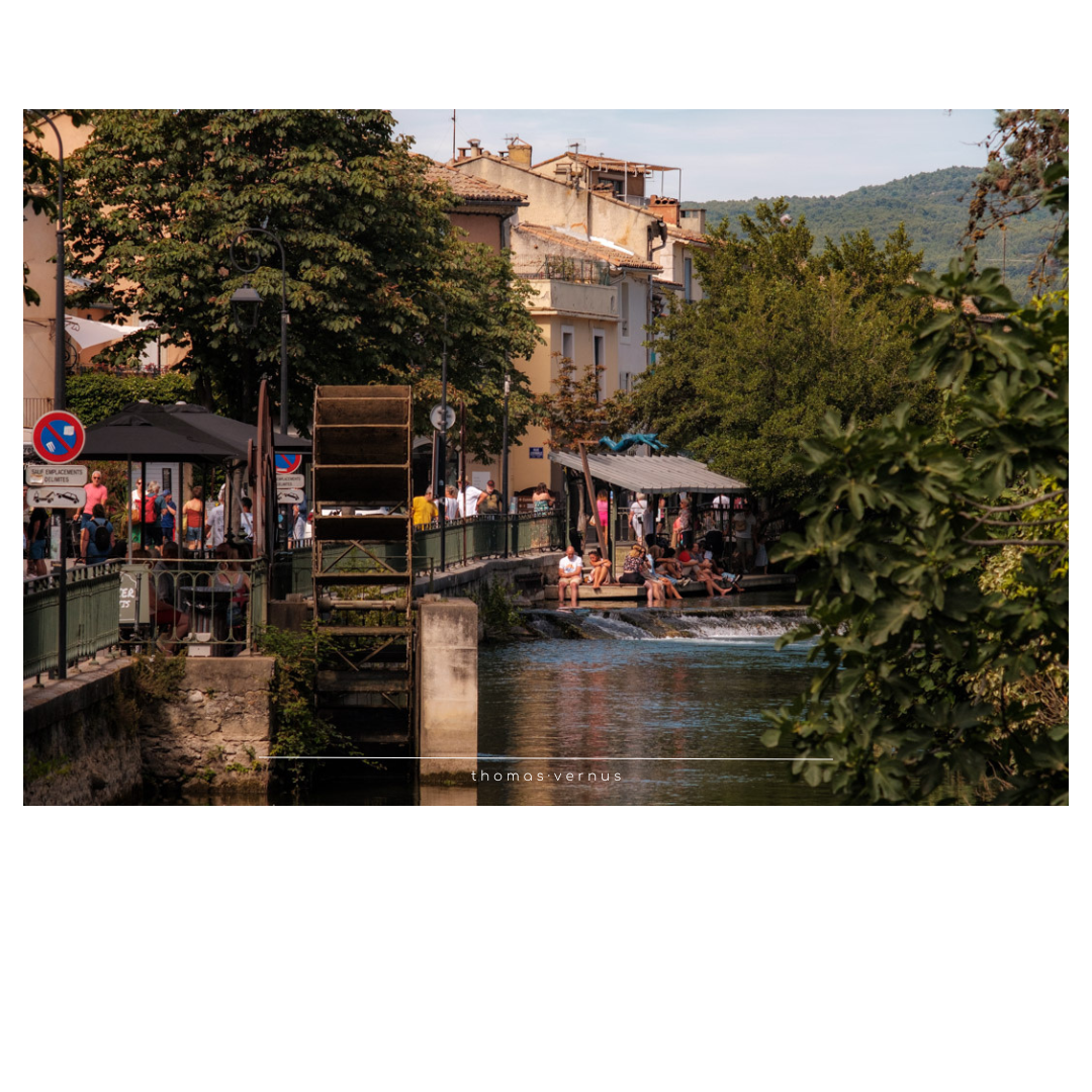 Nouvelle série couleur, pas piquée des hannetons, puisque me voici dans le Sud-Est, entouré de cigales. Ces images de L'Isle sur la Sorgue, Fontaine de Vaucluse et Gordes reflètent  vraiment l'ambiance que j'ai découvert là bas lors de mes différents passages.  Le climat chaud et sec, mais chaleureux, les couleurs, le charme de ces villages de brocanteurs ...  C'est toujours un plaisir de s'y promener pour y faire des rencontres ! Vous pouvez retrouver la photo "Roméo Sans Juliette", première du carrousel sur ma boutique en ligne.  Vous pouvez également me commander directement une photo en particulier,  même si elle n'est pas sur ma boutique, envoyez moi un MP !