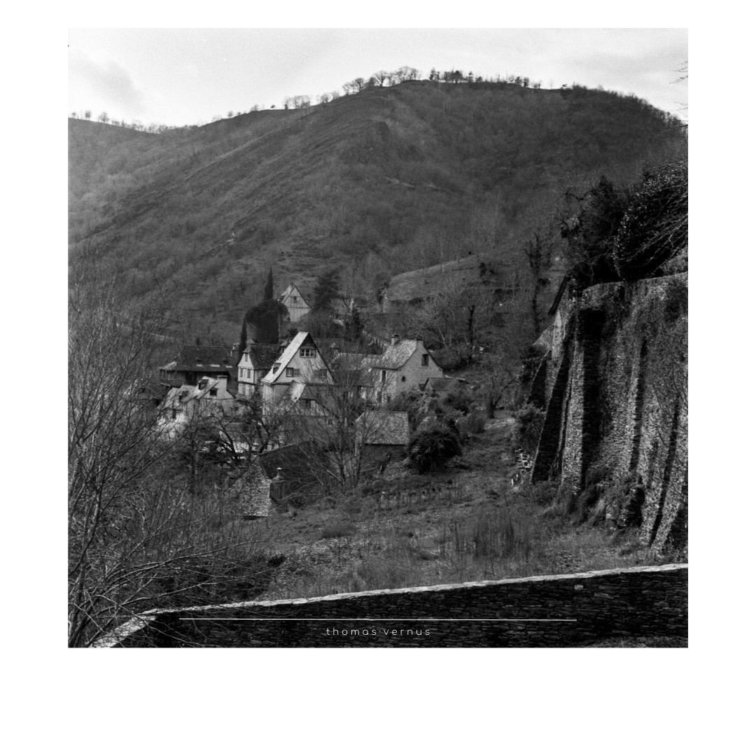 Première pellicule au moyen format carré, dans ce village médiéval.  Oui, j'ai bien dit carré ! Mais j'ai aussi dit première pellicule.  Un petit raté dans la manipulation a créé ce format horizontal (chevauchement de deux vues).  Le choix du noir et blanc fait échos aux vitraux de la cathédrale,  conçus par le célèbre artiste aveyronnais Pierre Soulage.