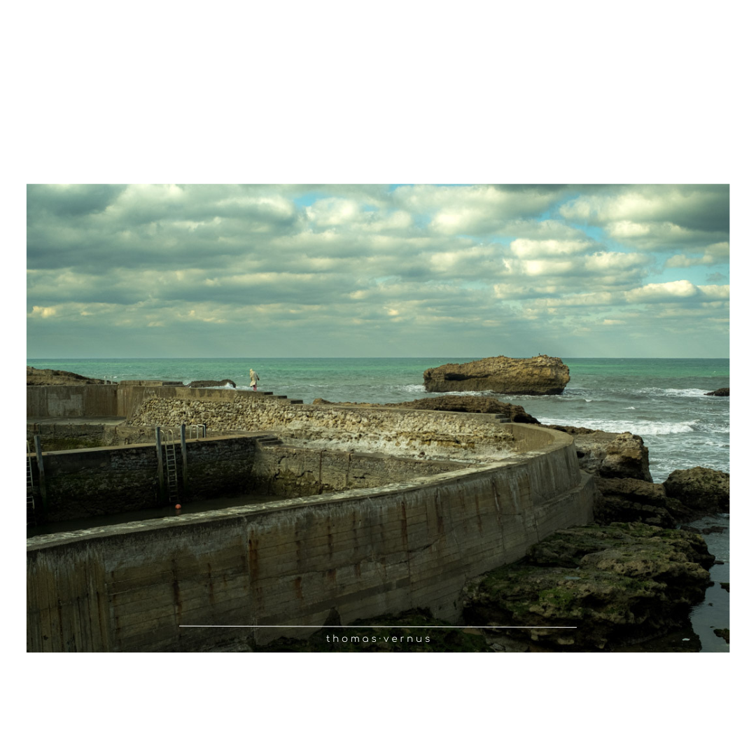 Au Bord du Monde. "Il n'y a que là que je me sens vivant, entouré par le chaos du vent, de la mer et des roches. Il n'y a que là que je ressens la grandeur de toute chose, et la petitesse de nos existences. Homère disait : -L'esprit des jeunes hommes toujours flotte à tout vent.  Quand un vieillard est avec eux, il voit, en rapprochant l'avenir du passé, comment il est possible d'arranger tout au mieux, à la fois pour les deux parties.-"