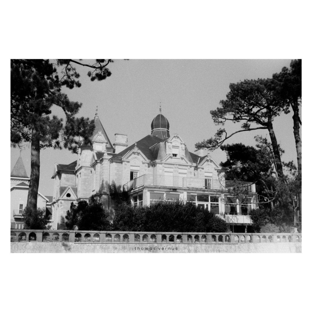 Castel Landou, le mystérieux. Sur la commune de Lanton, dans le quartier de Taussat se dissimulent (ou pas) d'incroyables villas et Châteaux.  À l'image du Castel Landou, château très élégant et moderne, dont les sources se contredisent,  qui daterai d'autour du XIX-XXème siècle. Aujourd'hui, ce château fait le plaisir des colonies de vacances.  Si vous en savez plus, n'hésitez pas à m'en faire part !