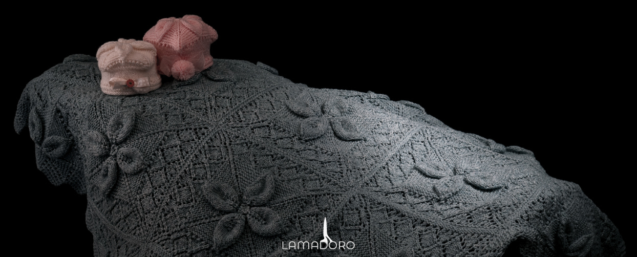 three-dimensional woven pure virgin wool blanket sea mod. with newborn hat mod. flower/snow