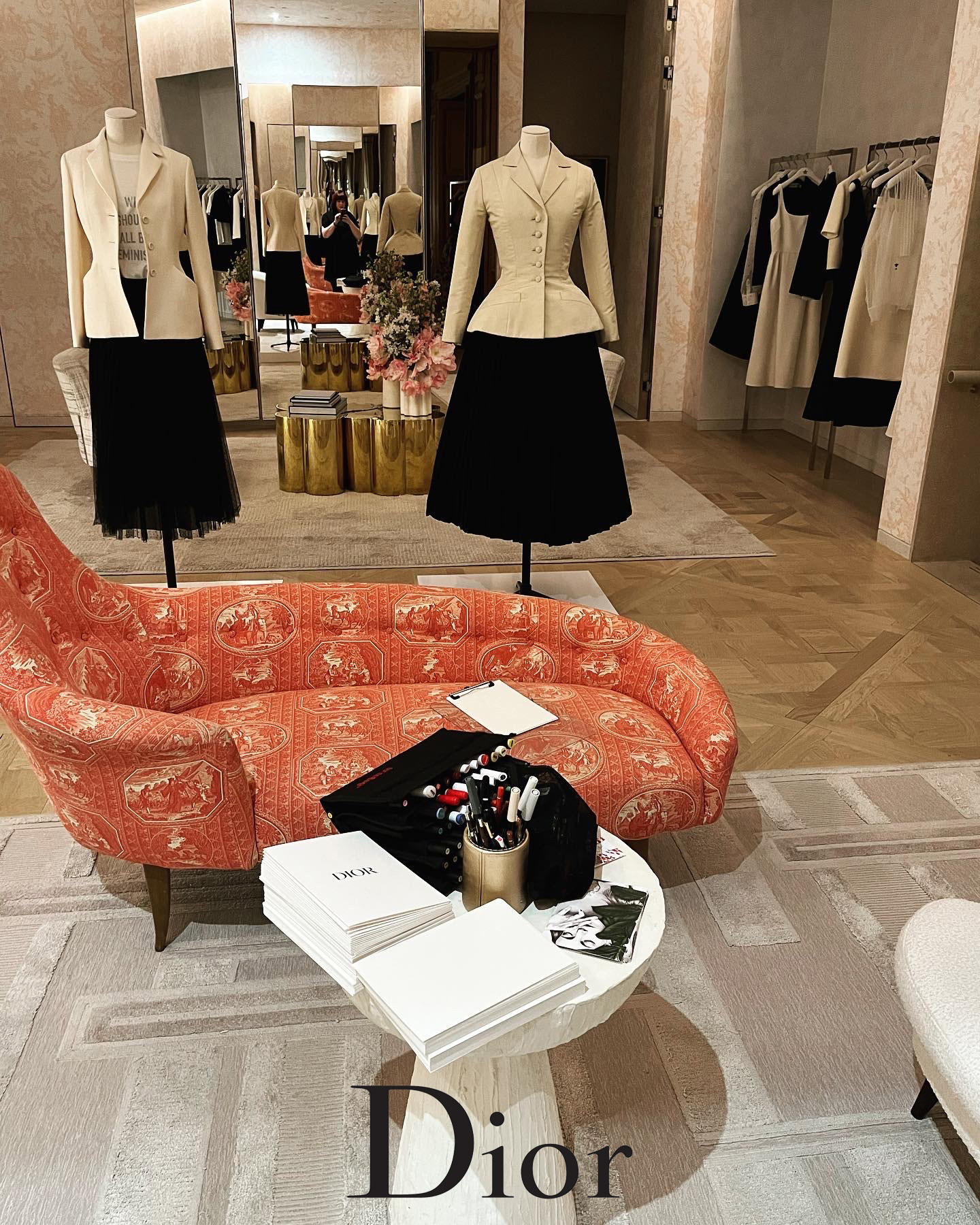 Live Drawing Soirée " Le tailleur BAR Dior" Boutique Avenue Montaigne Mars 2023