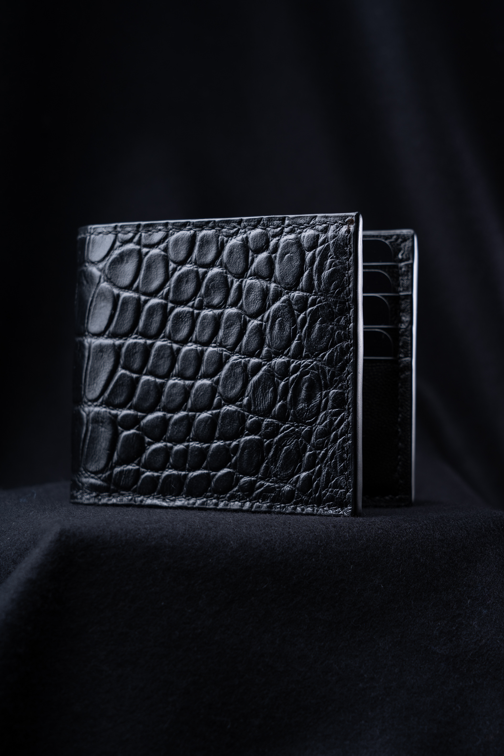 Laura Chlass "SMALL LEATHER GOODS" - CROCODILE EMBOSSED BIFOLD WALLET