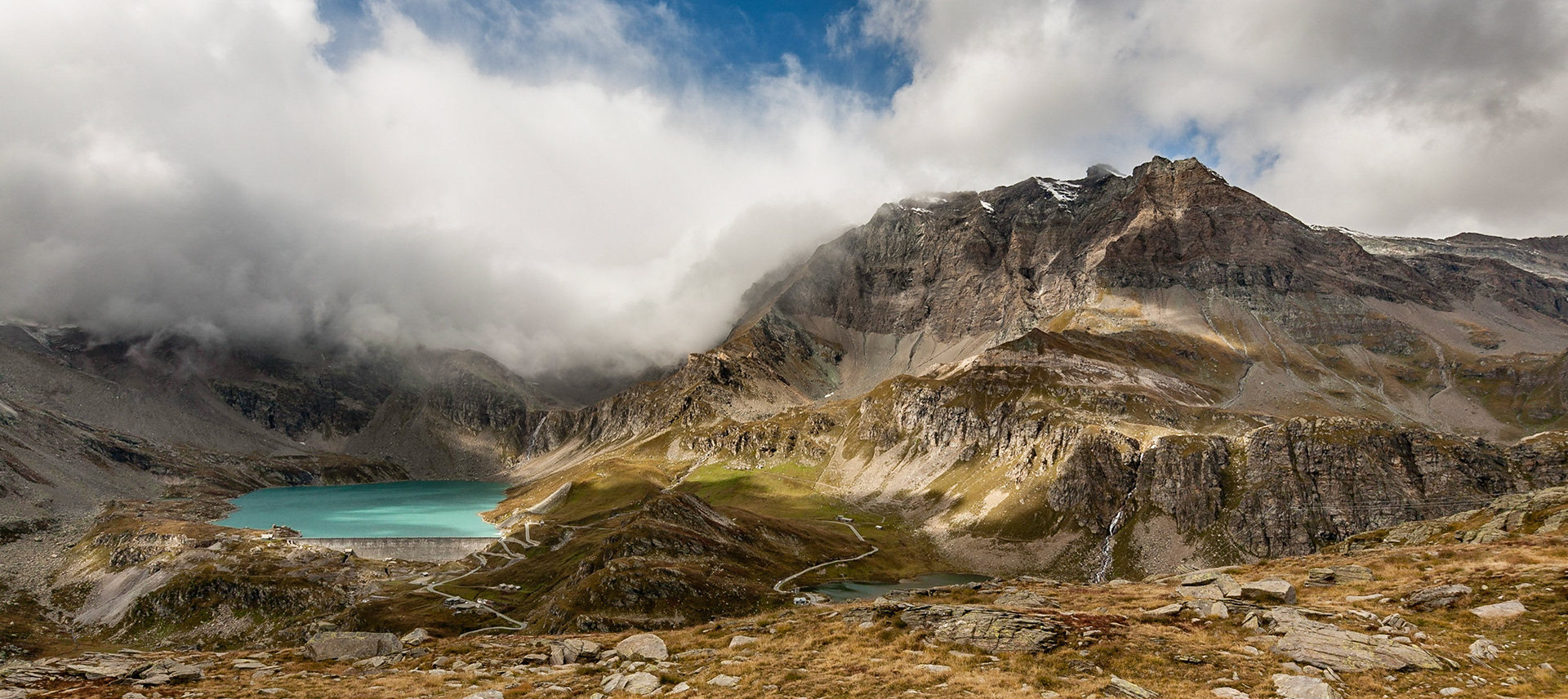 P.ta Basei (3338 m) e P.ta Bousson (3337 m) sulla destra con il Lago Agnel sulla sinistra