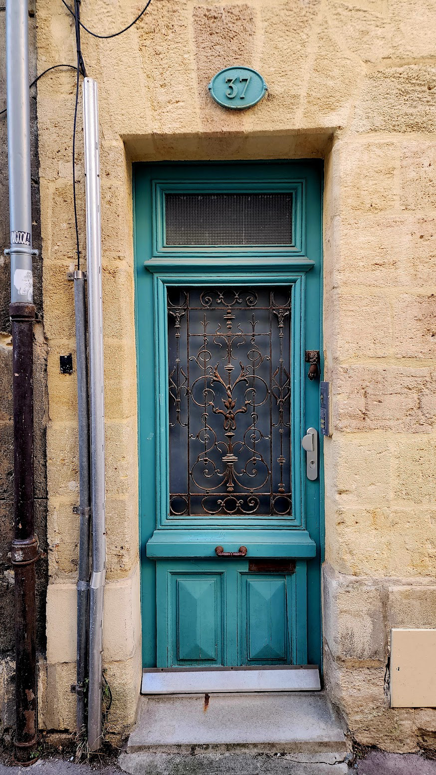 Door in Bordeaux