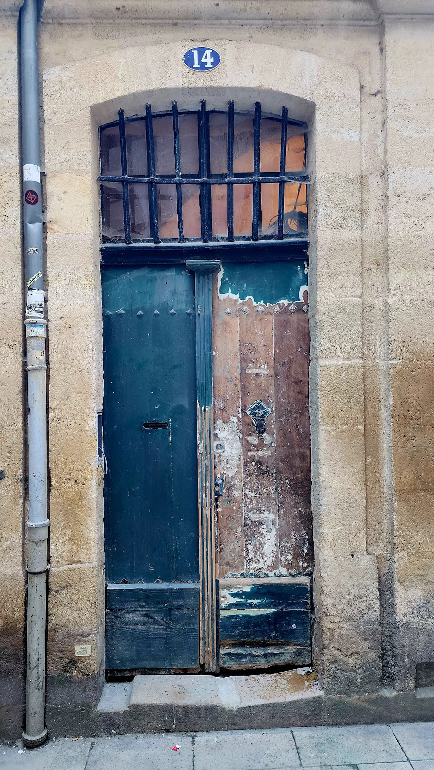 Door in Bordeaux