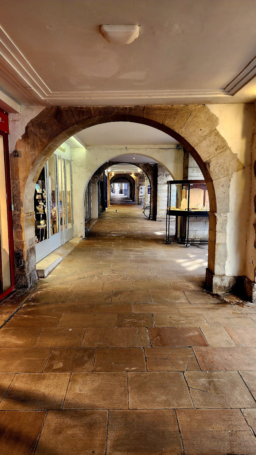 COOL ALLEY WITH BOUTIQUES