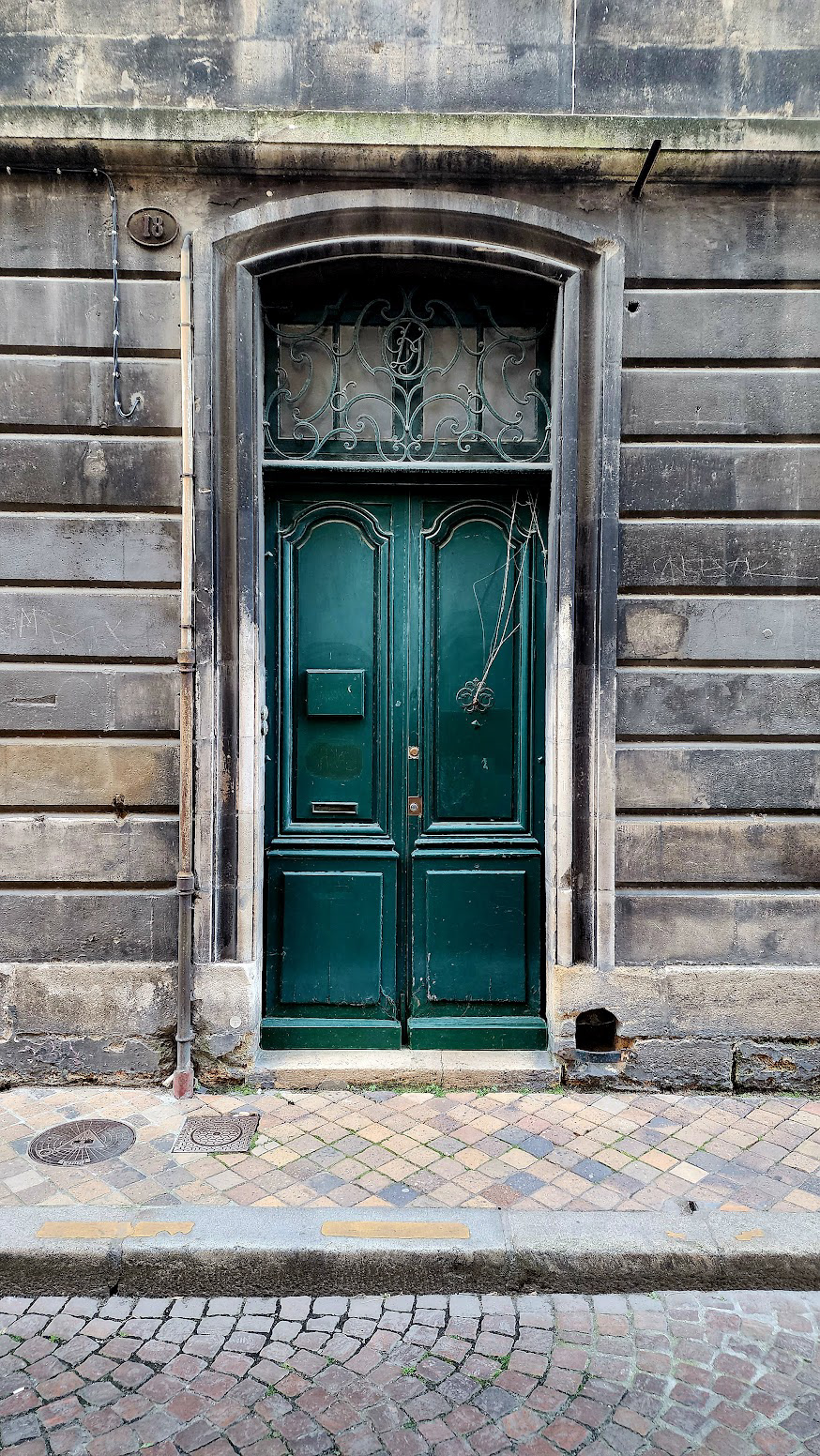 Door in Bordeaux