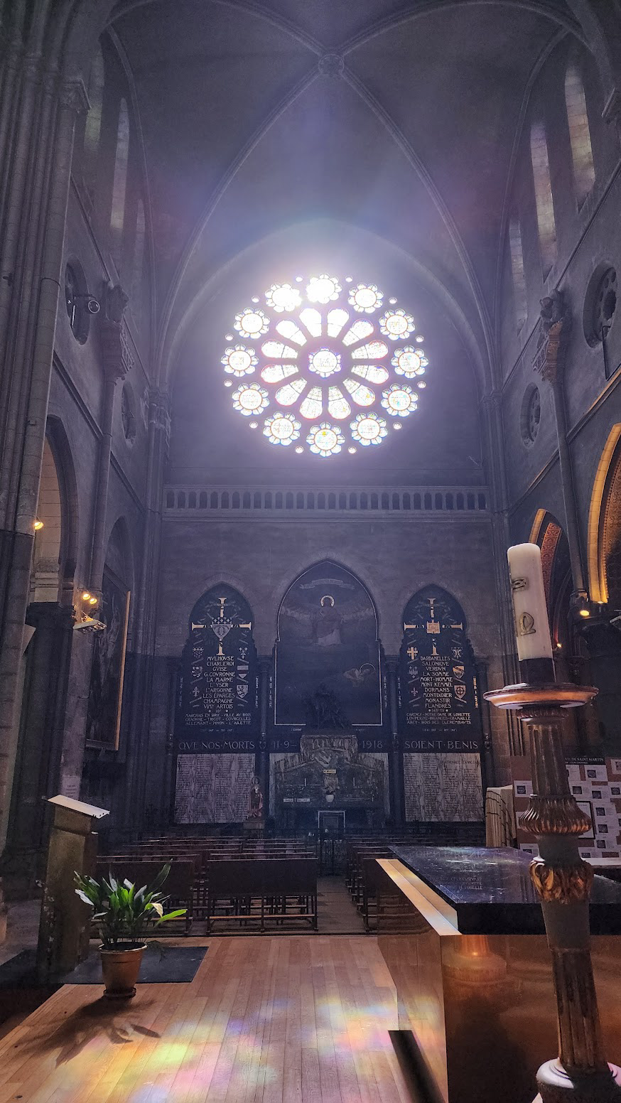 Inside Eglise in Pau