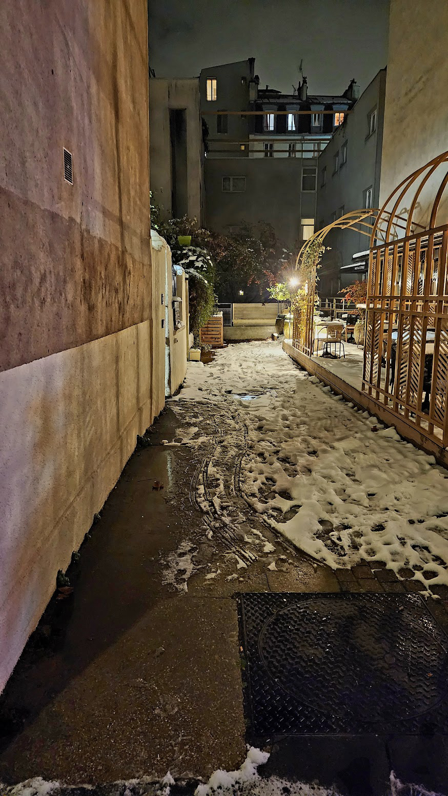 WINTER STREET IN PARIS