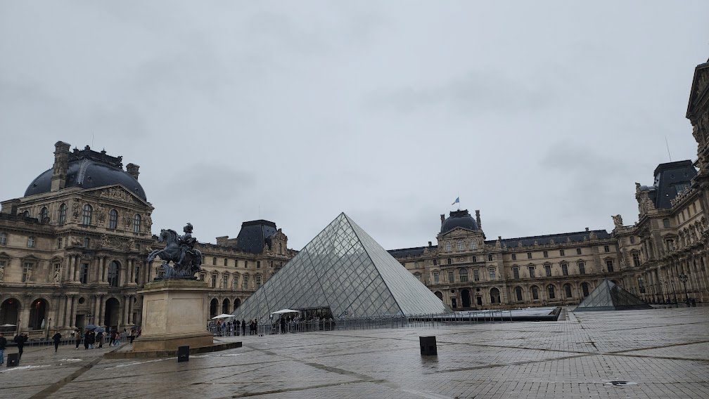 PYRAMIDE LOUVRE