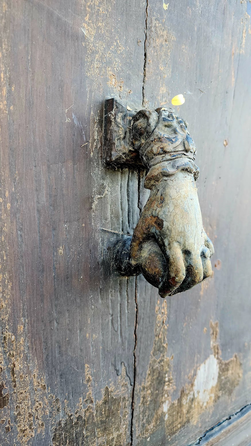 KNOCKER