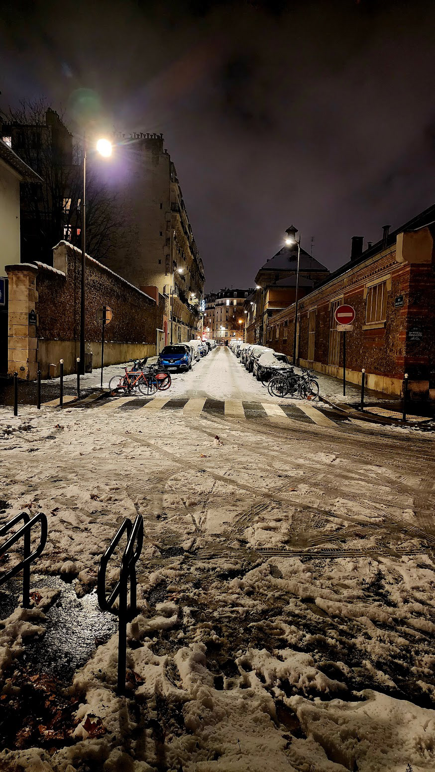 WINTER STREET IN PARIS