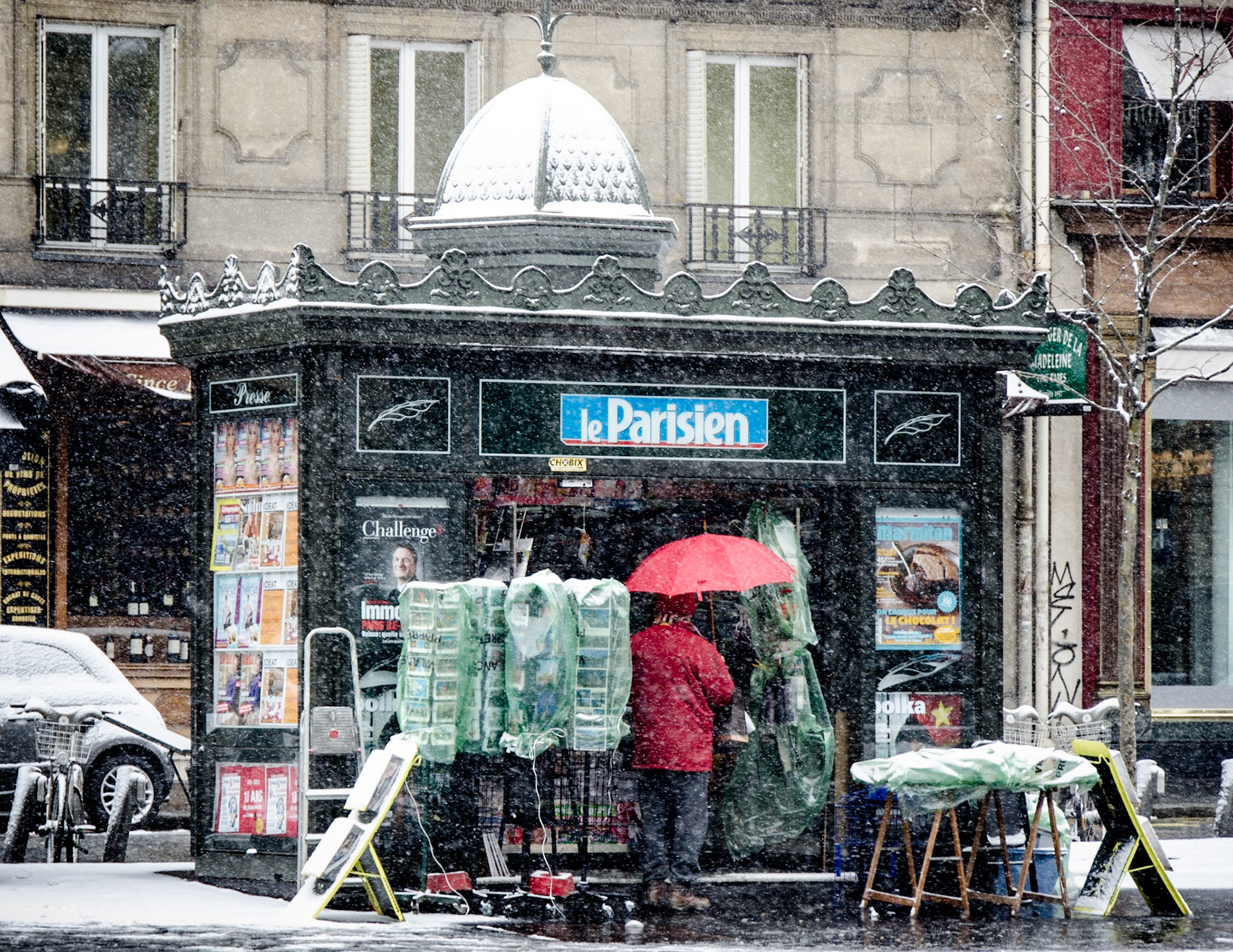 Paris news kiosk in the snow