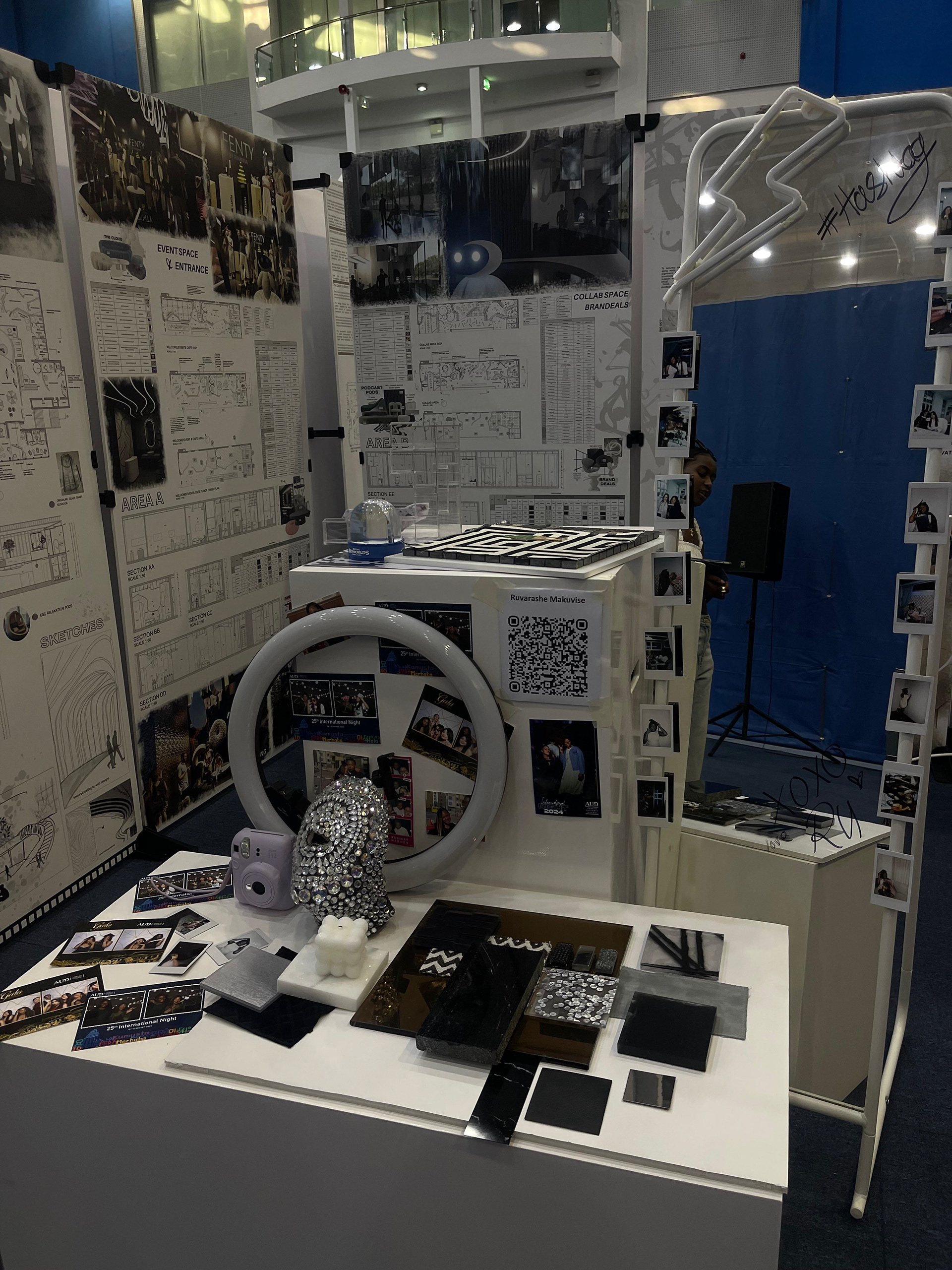 Senior Showcase Stand