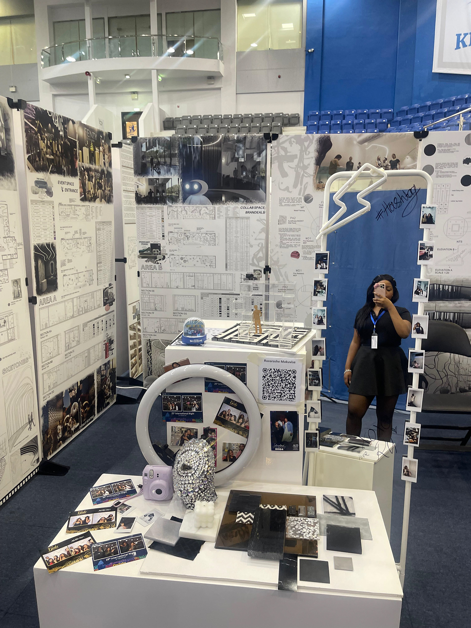 Senior Showcase Stand