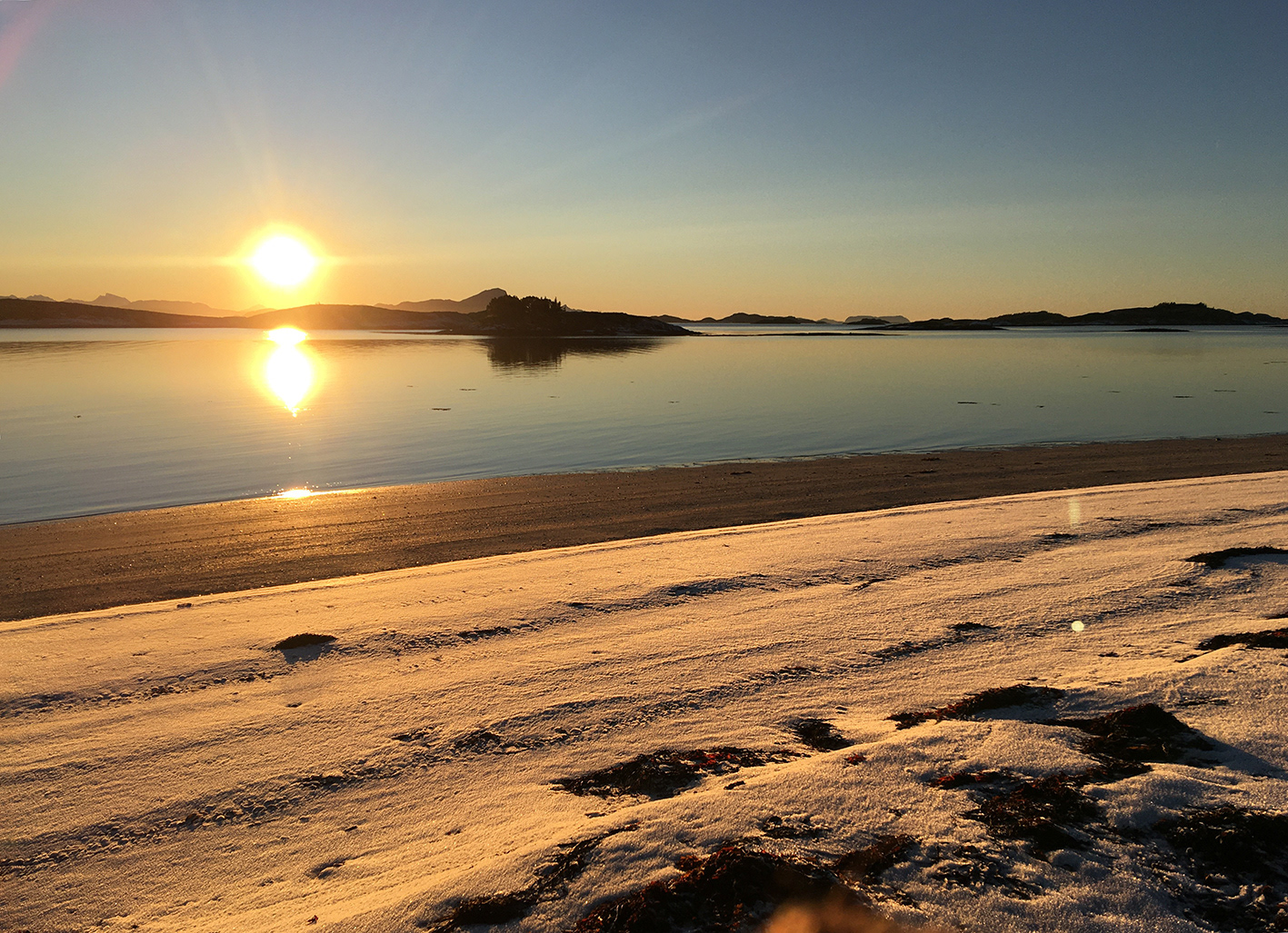 Vinterstrand i solnedgang