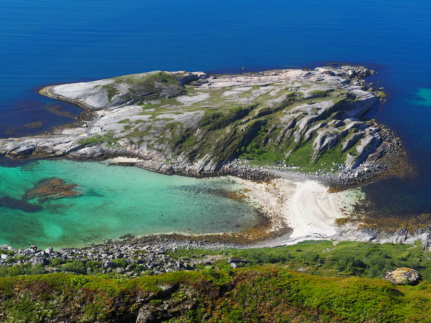 På fjæra sjø kan en gå over Ramnsholmstranda