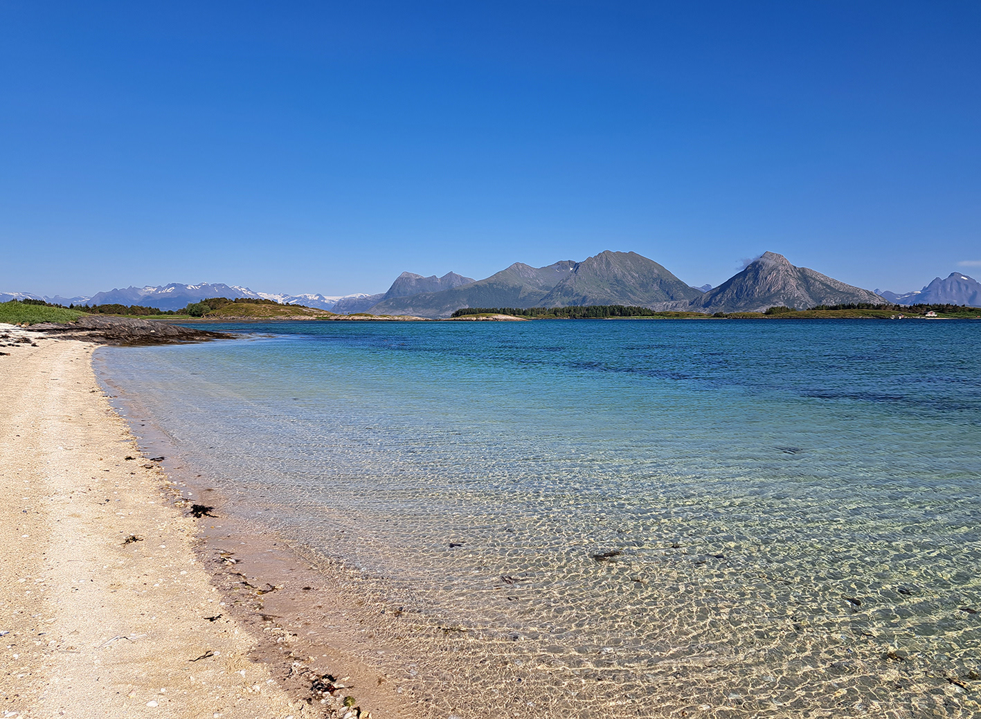 Tidlig vår med klart hav og frossen sand