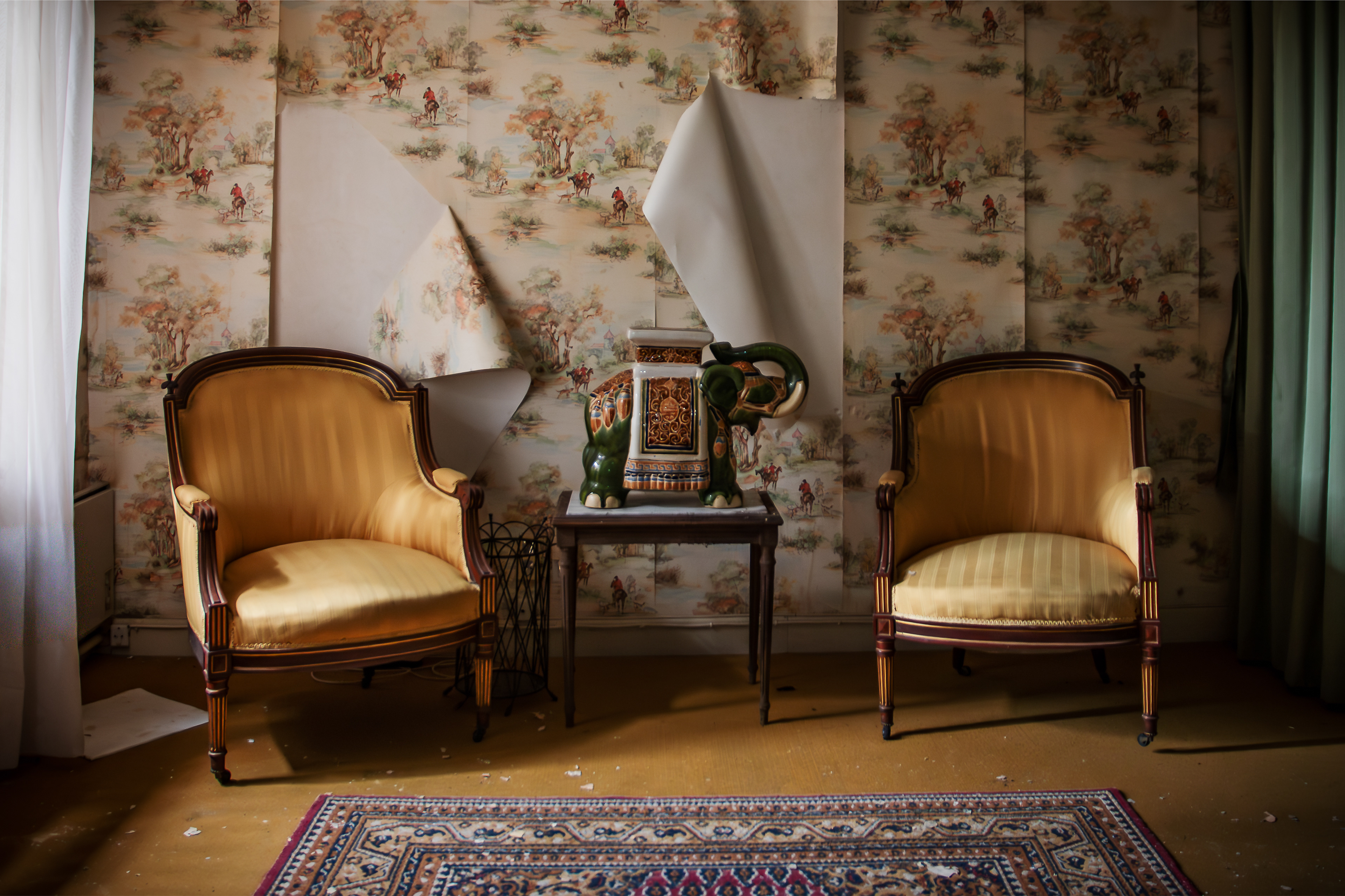 Les fauteuils jaunes