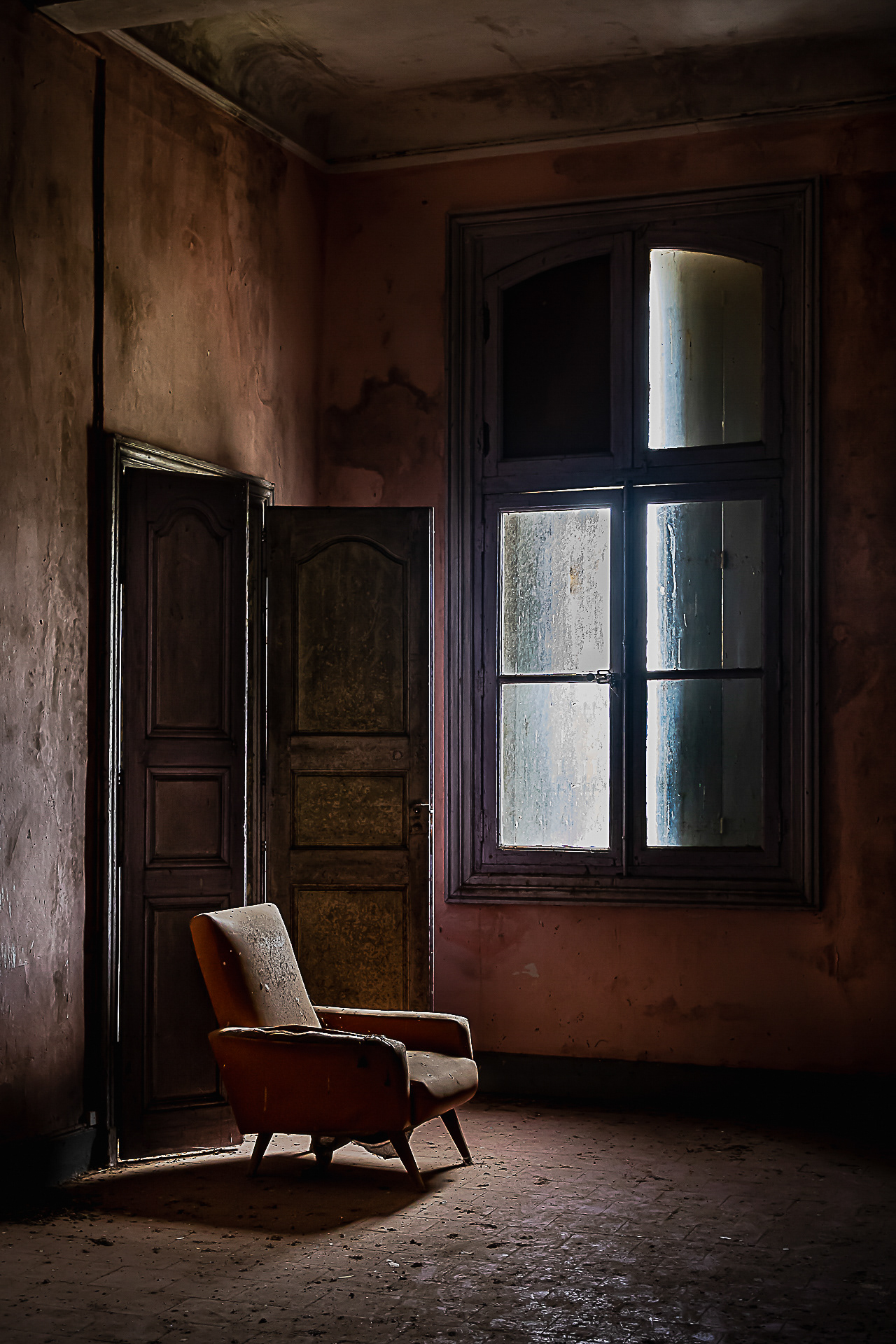 Fauteuil dans la pénombre